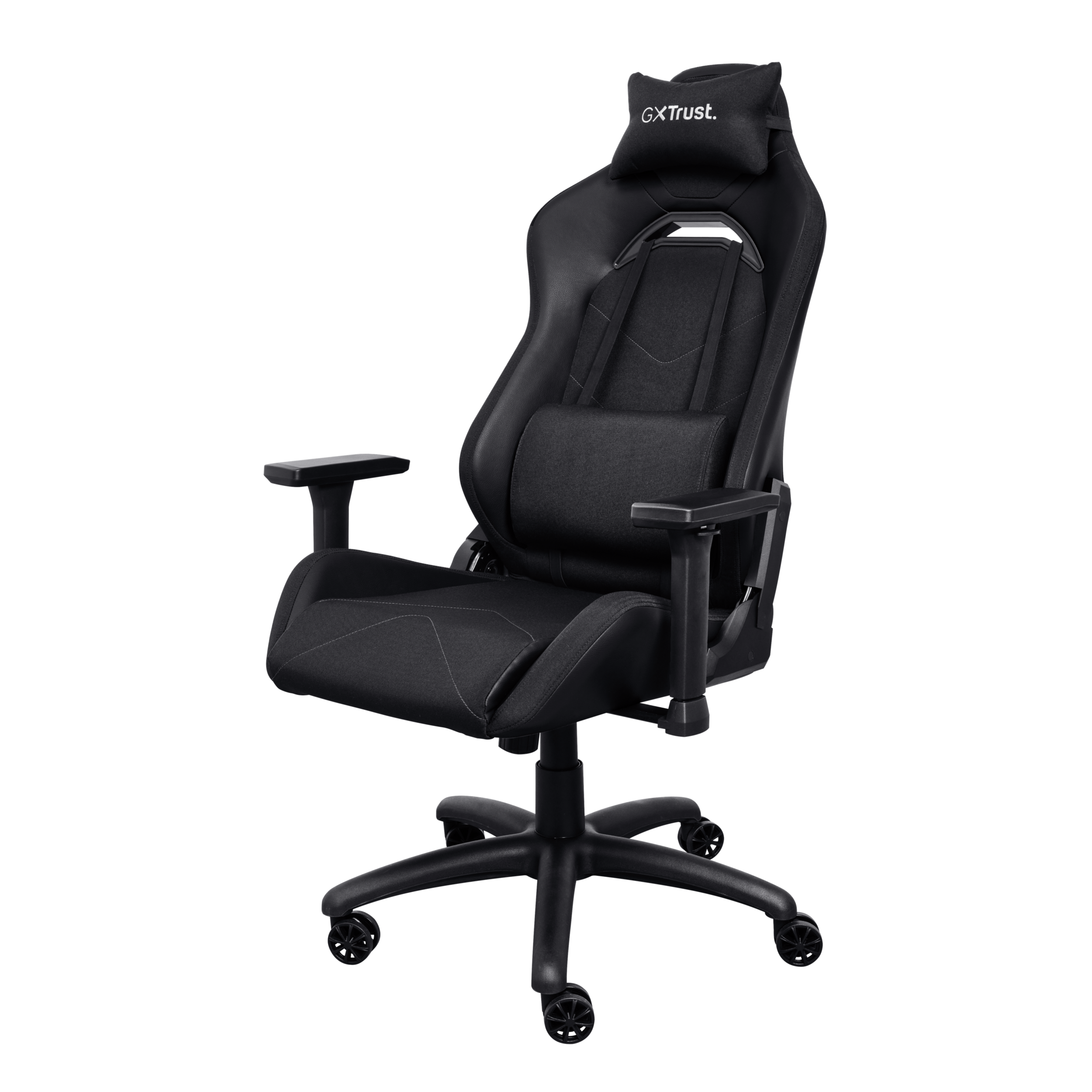 Schwarzer Gaming-Stuhl auf schwarzem Hintergrund. Hat Kopfstütze, Lendenwirbelstütze und Armlehnen.