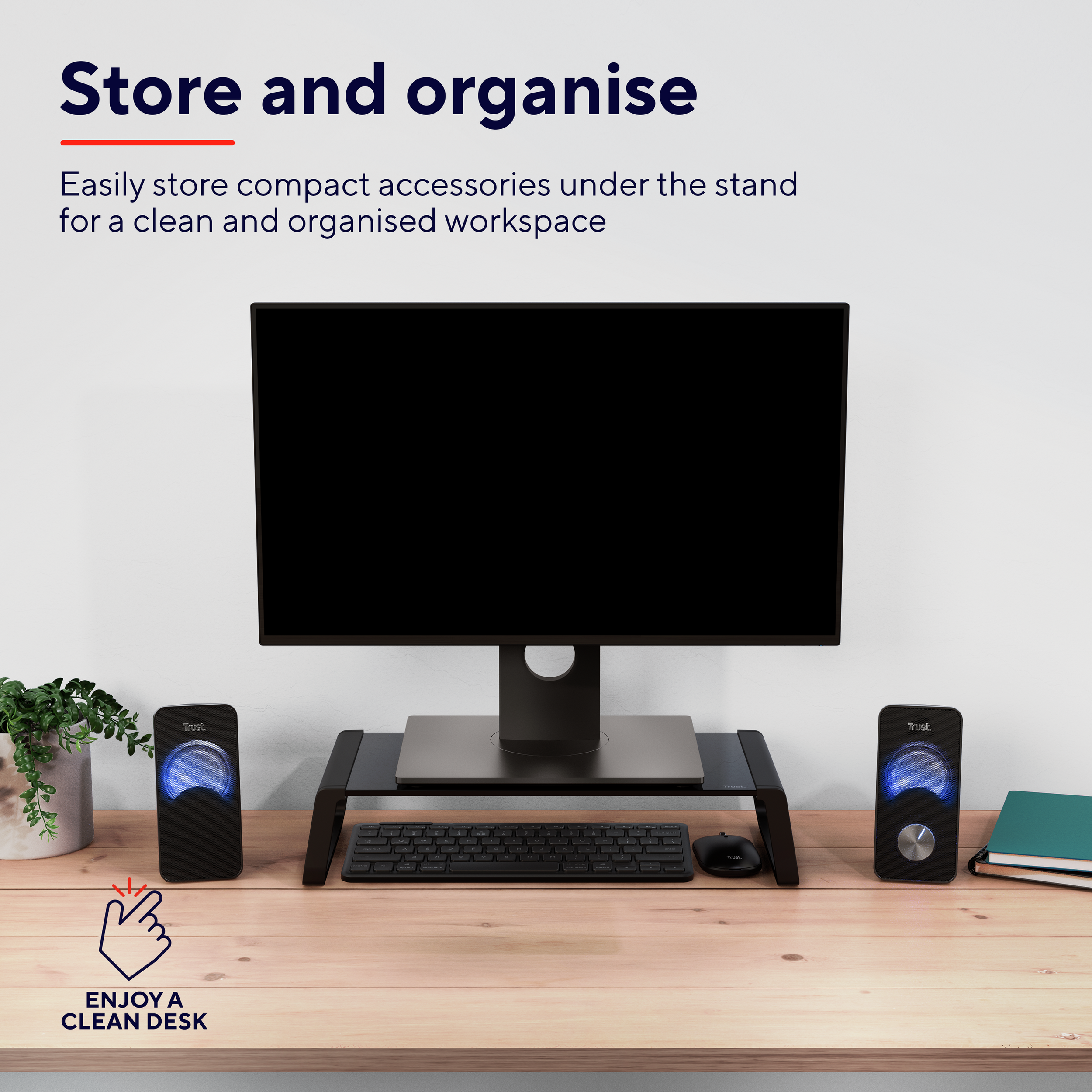 Konfiguracja biurka z monitorem, głośnikami, klawiaturą i myszą. Tekst: 'Store and organise'.