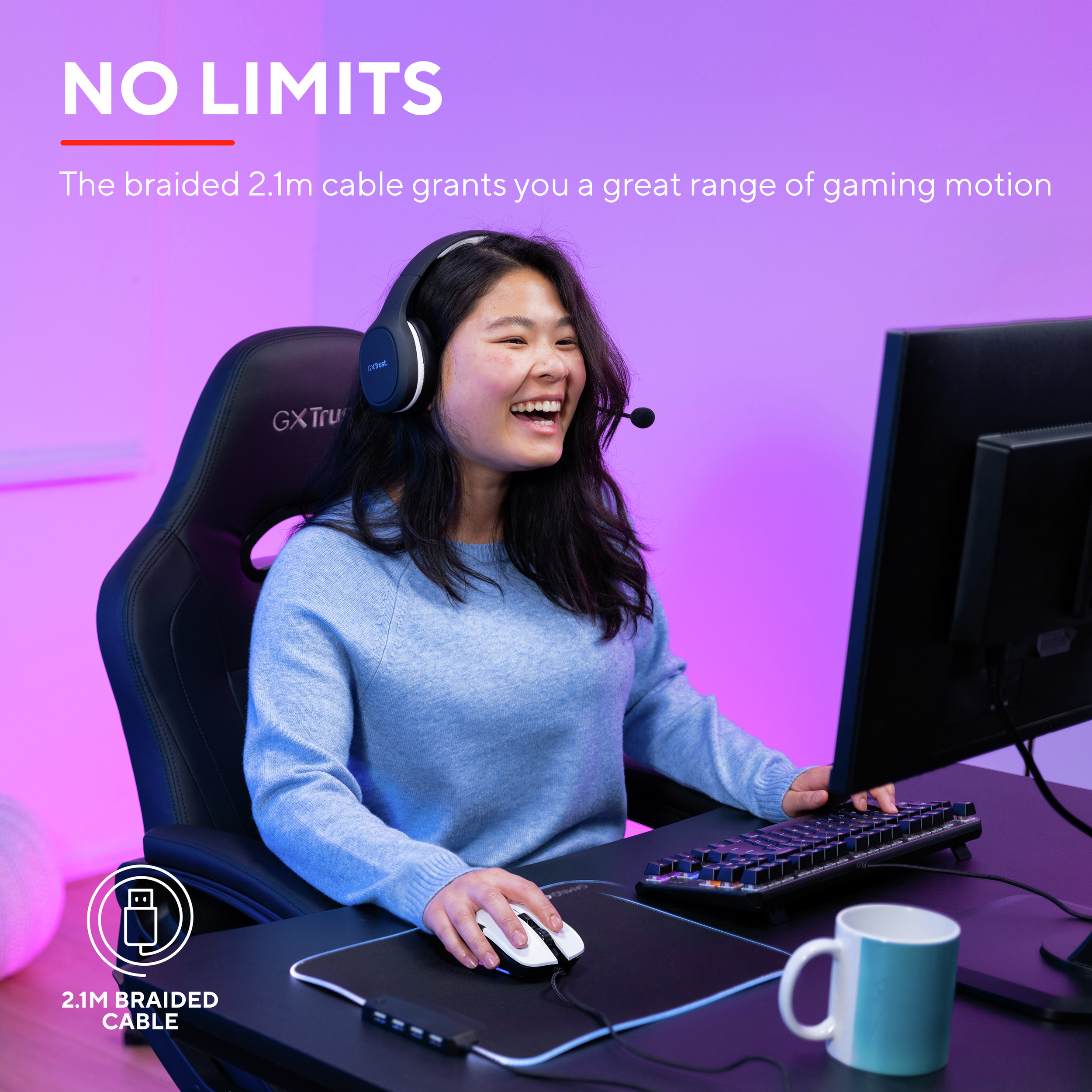 Kobieta w słuchawkach gra w grę komputerową. Uśmiecha się i ma mikrofon.