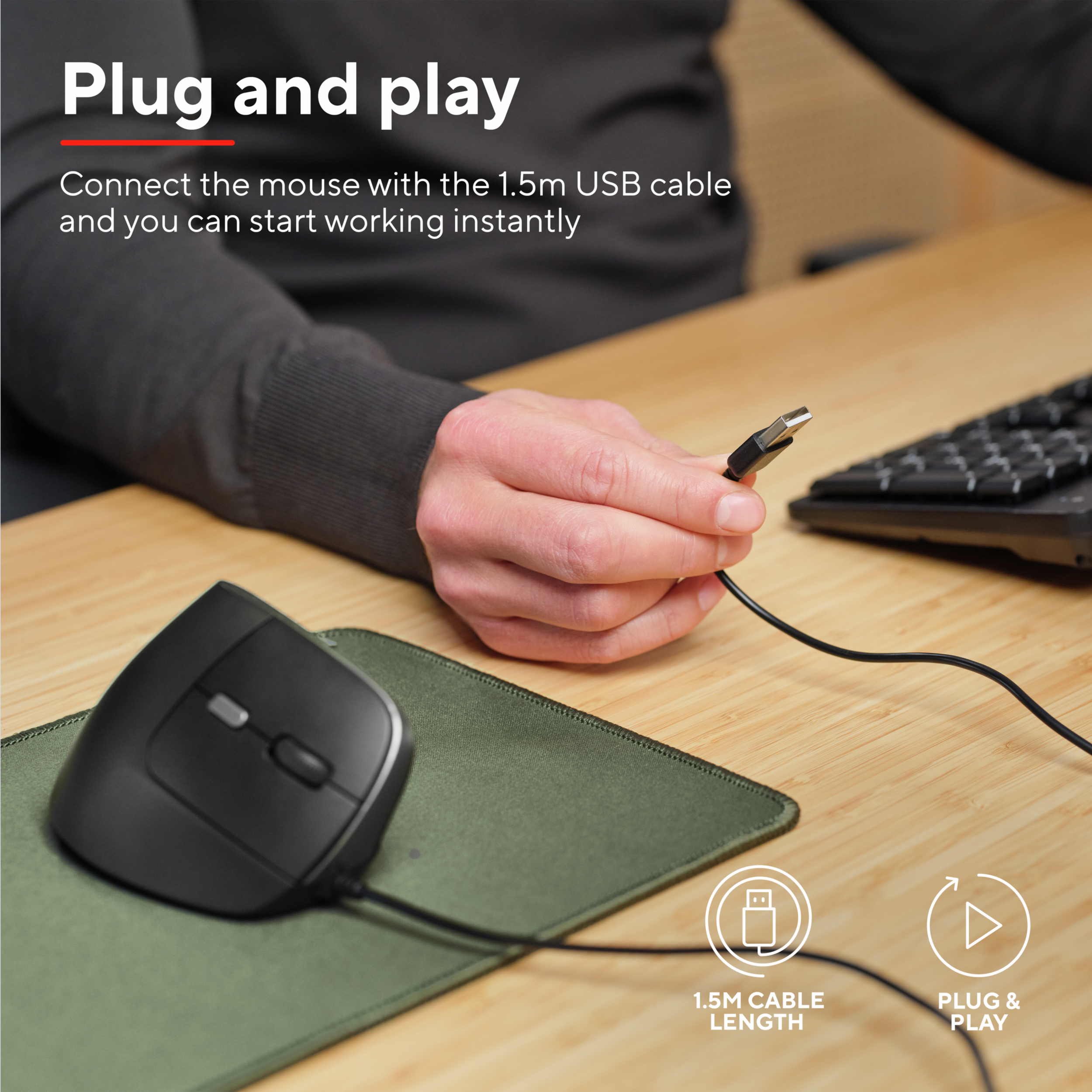 Eine schwarze ergonomische Maus, verbunden mit einem USB-Kabel, liegt auf einem grünen Mauspad. Text: 'Plug and play'.