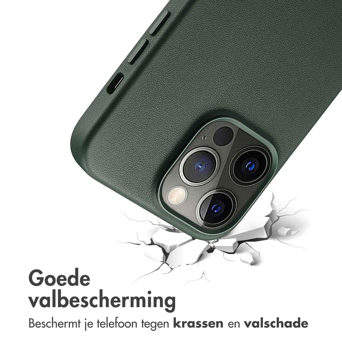 Een telefoonhoesje met de telefoon erin, de telefoon is beschadigd, het glas is gebarsten.
