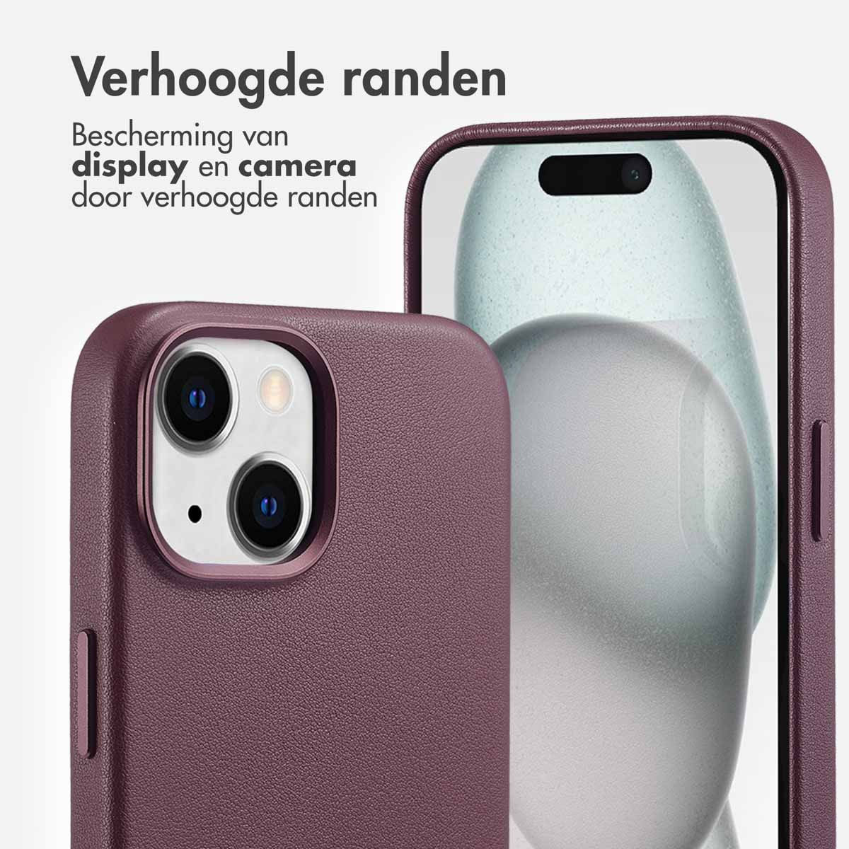 Paarse telefoonhoes met een uitsparing voor de camera. De telefoon is gedeeltelijk zichtbaar. Witte achtergrond.