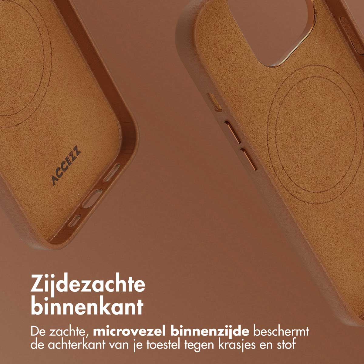 Gros plan de l'intérieur d'une coque de téléphone marron. L'intérieur a une couche en microfibre douce et beige.