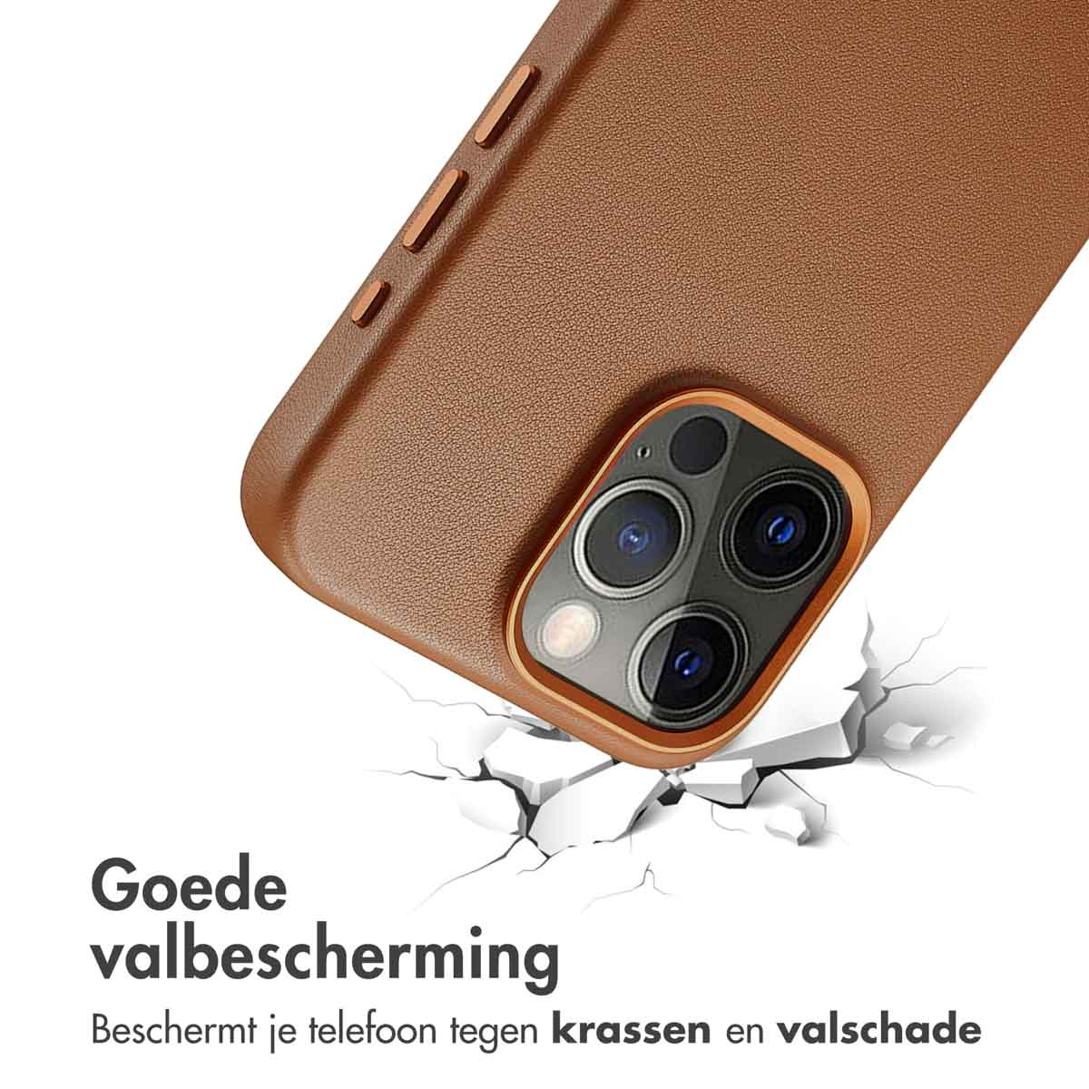 Eine braune Handyhülle mit Kamerabuckel wird vor weißem Hintergrund mit Rissen gezeigt.