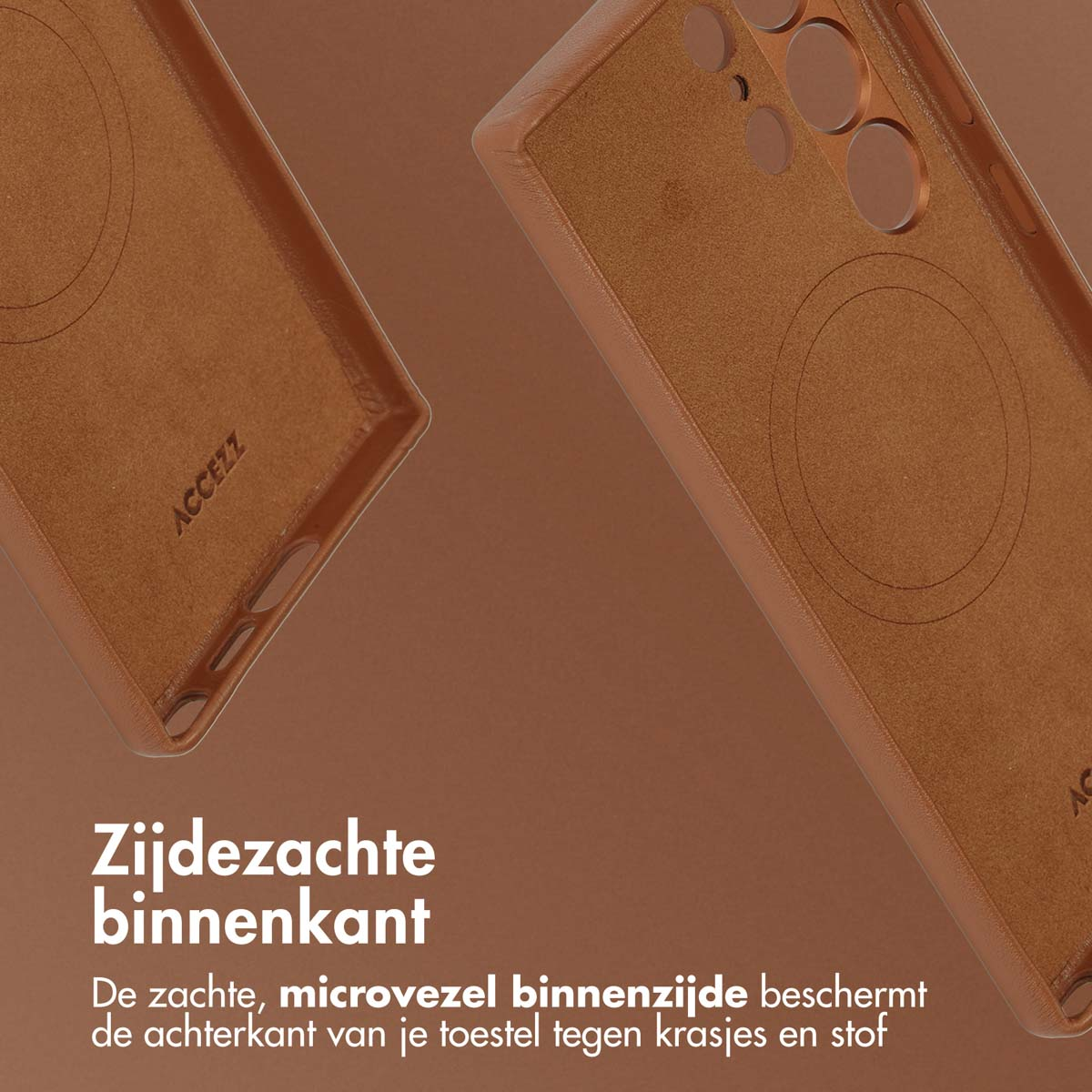Close-up van bruine telefoonhoes met tekst. Tekst: Zachte binnenkant beschermt de achterkant van je toestel.