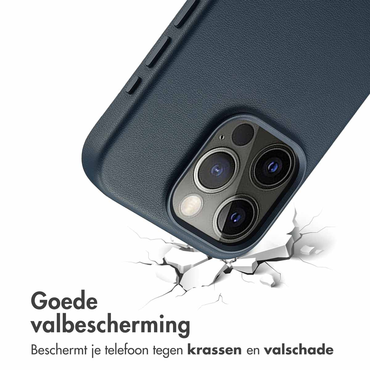Eine dunkelblaue Handyhülle schützt die Kamera eines Telefons. Die Hülle ist auf zerbrochenem Boden angewinkelt. Der Text lautet 'Guter Fallschutz'.