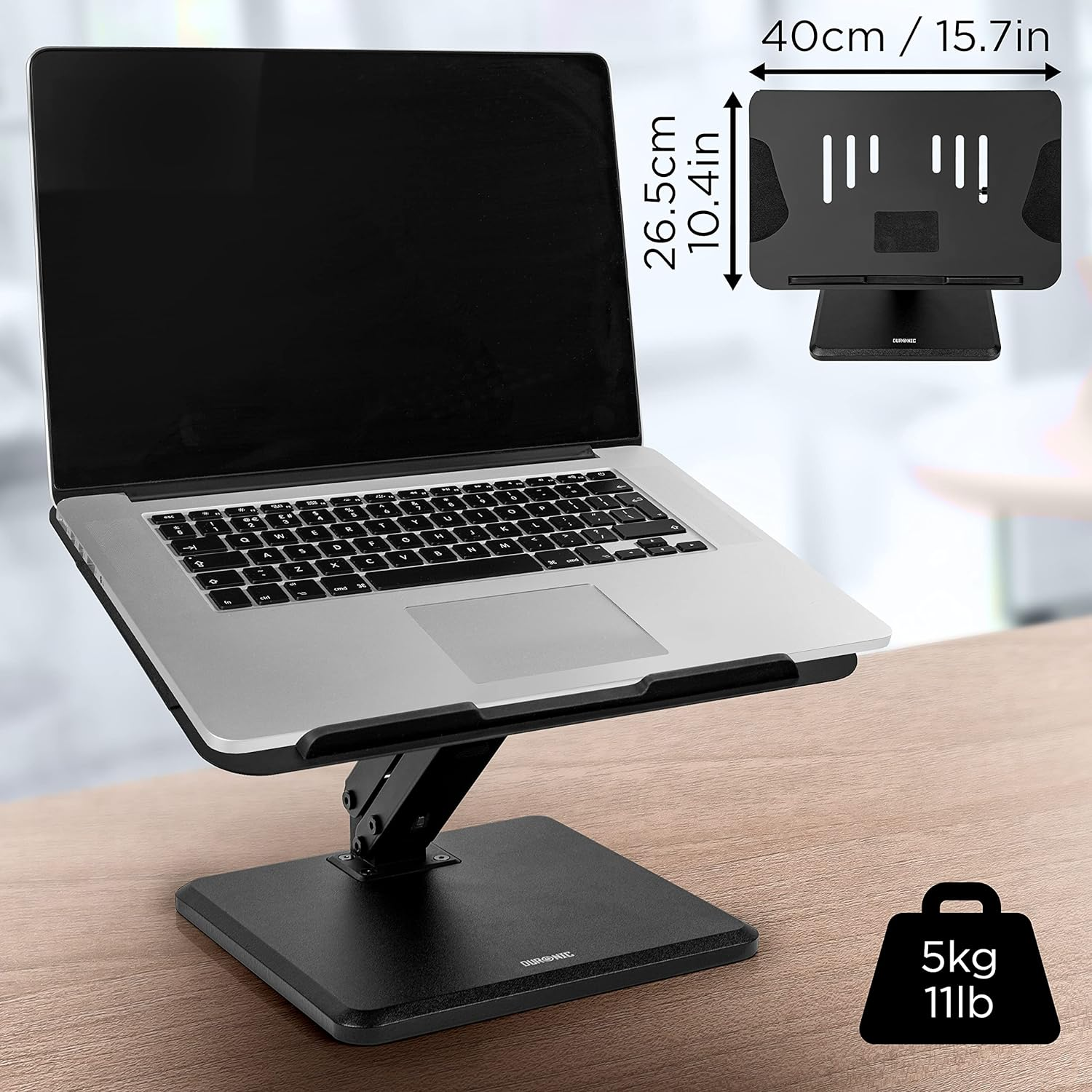 Laptop auf einem Ständer mit Maßen und einem Gewichtsschild. Holztisch und weißer Hintergrund.