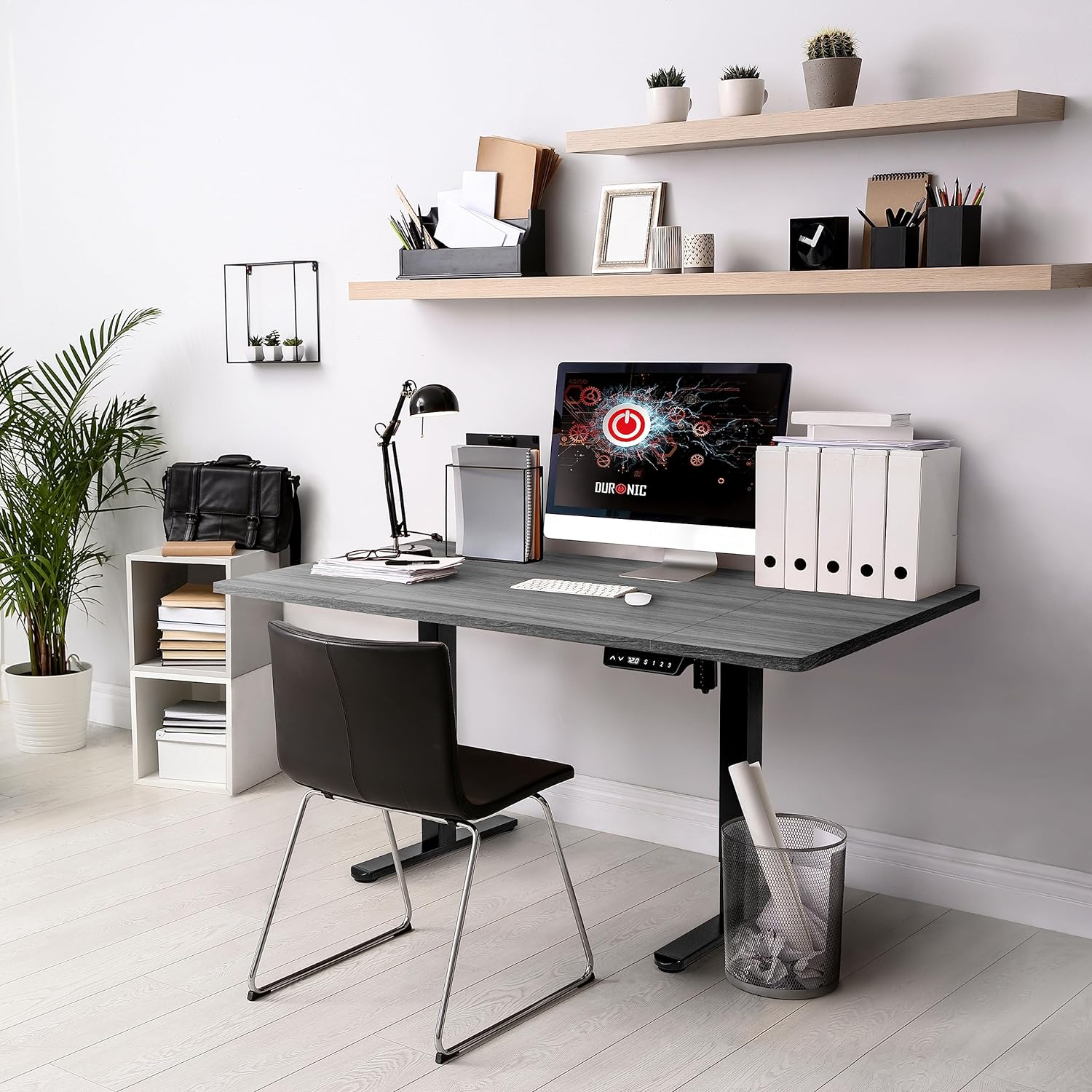 Arbeitsplatz mit Computer, Schreibtisch und Stuhl. Weiße Wände. Regale mit Gegenständen. Weißer Hintergrund.