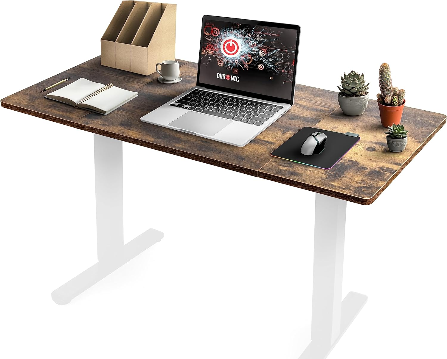 Verstellbarer Schreibtisch mit Laptop, Pflanzen, Notizbuch und Becher. Weiße Beine. Braune Platte.