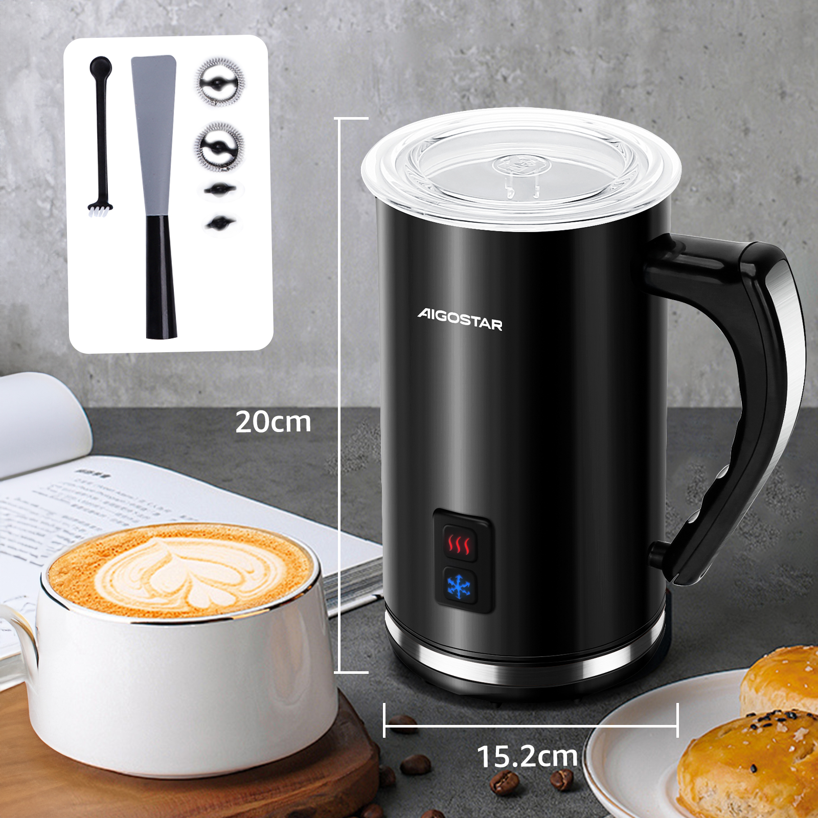 Un espumador de leche negro junto a un capuchino y accesorios para espumar.