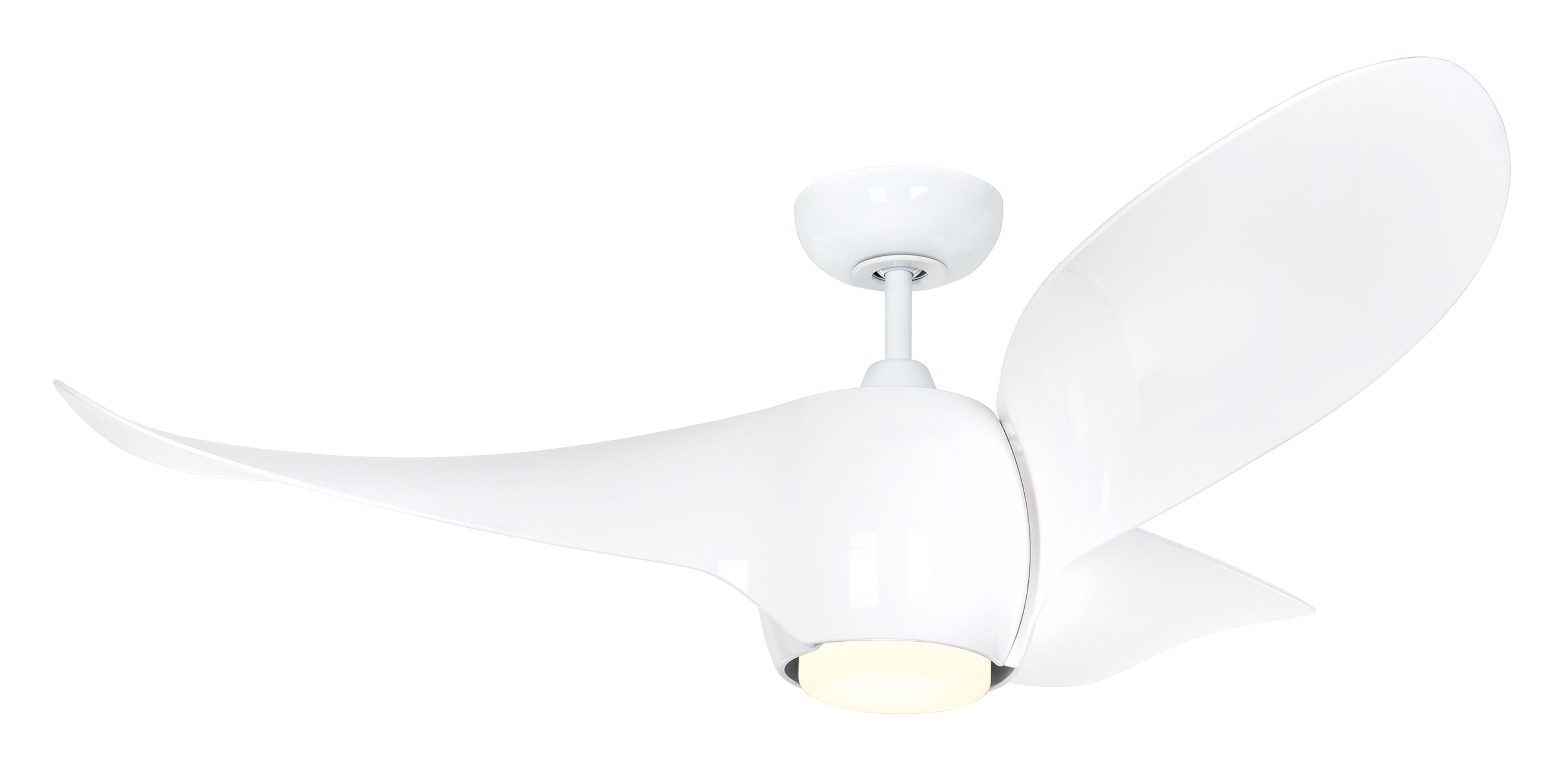 Un ventilatore da soffitto bianco con tre pale curve. Il ventilatore è su sfondo bianco.