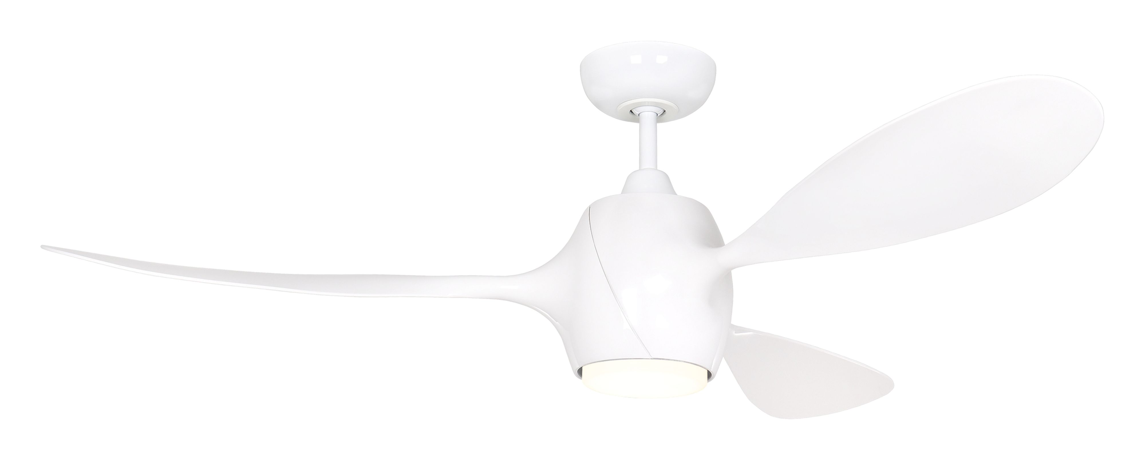 Ein weißer Deckenventilator mit drei gebogenen Flügeln. Der Ventilator hat eine Leuchte in der Mitte.
