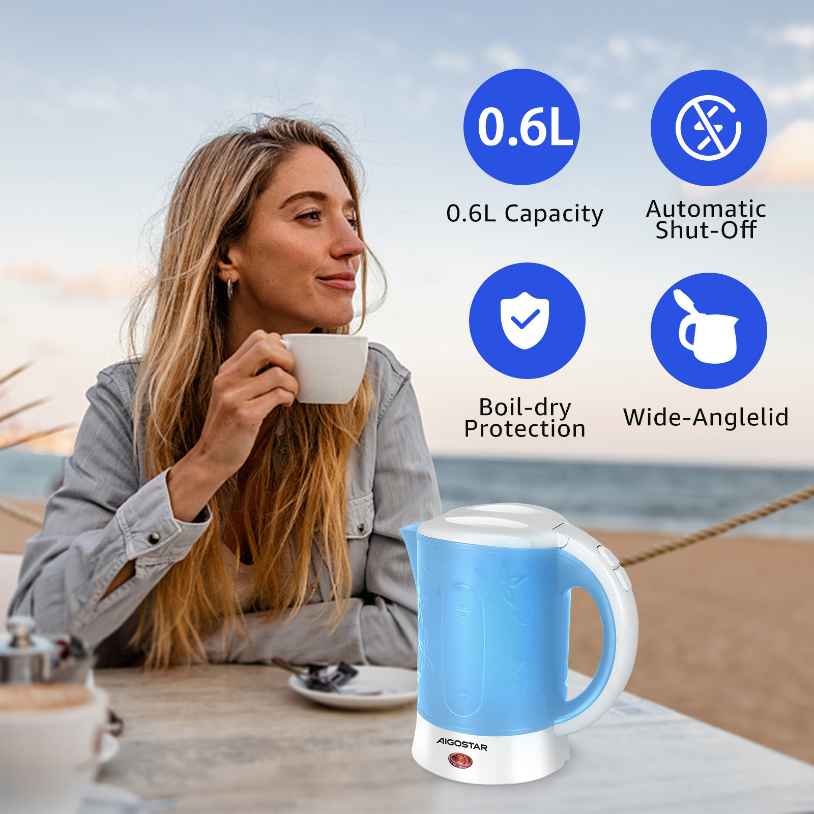 Eine Frau hält eine Tasse in der Nähe eines blau-weißen Wasserkochers mit Symbolen darüber.
