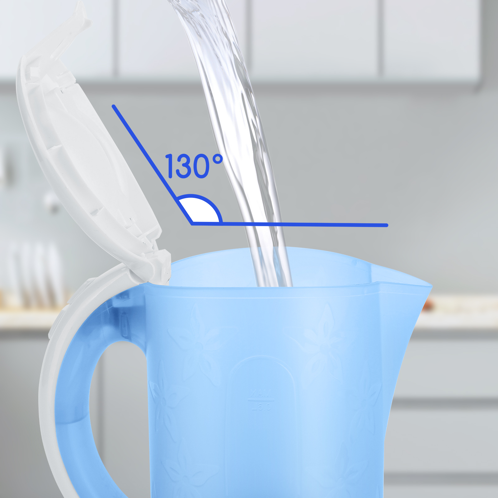 Eine blaue Kanne wird in einem Winkel von 130 Grad mit Wasser gefüllt, drinnen und über einem Waschbecken.