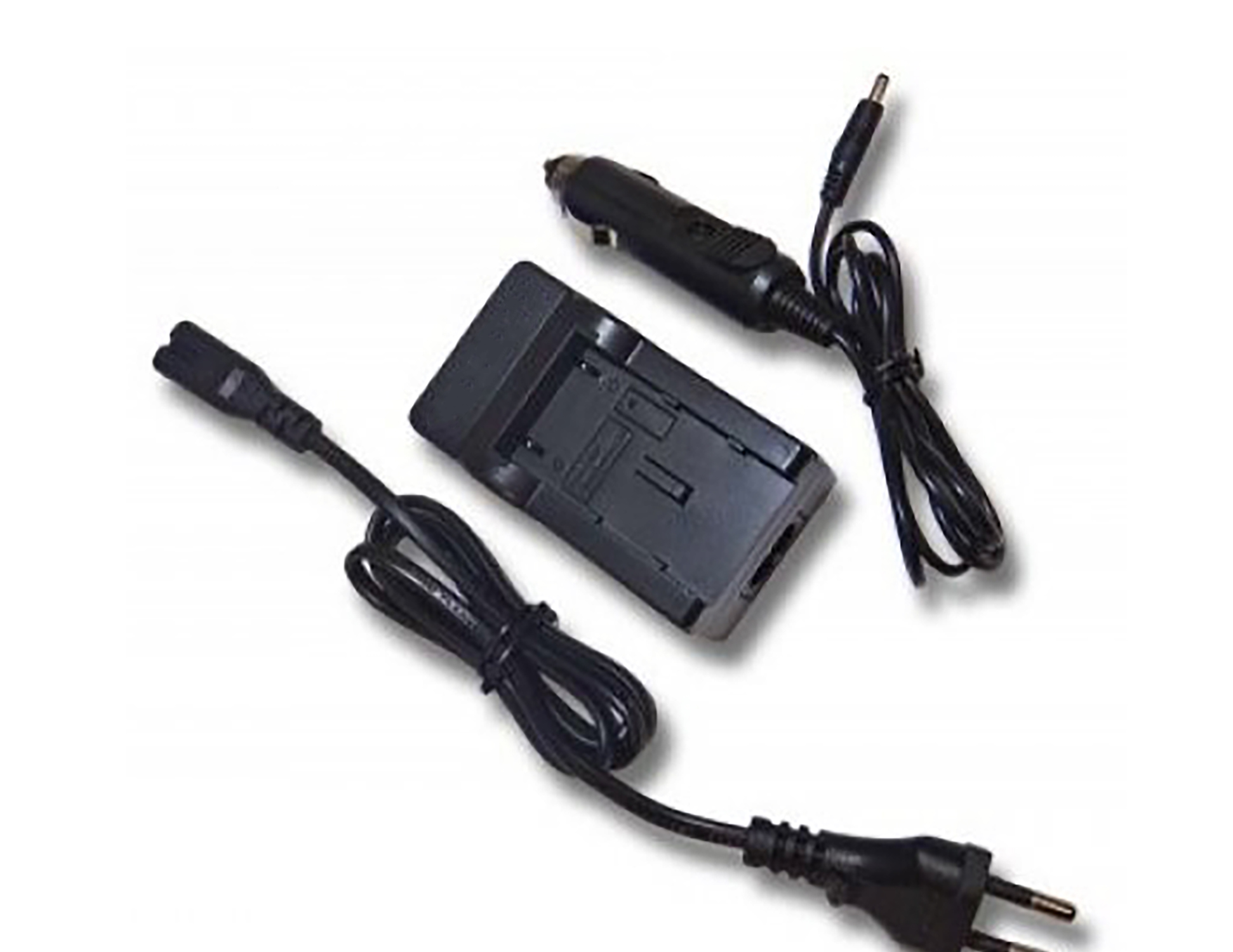 Drei schwarze Netzkabel und ein Adapter. Sie liegen auf einer weißen Oberfläche.