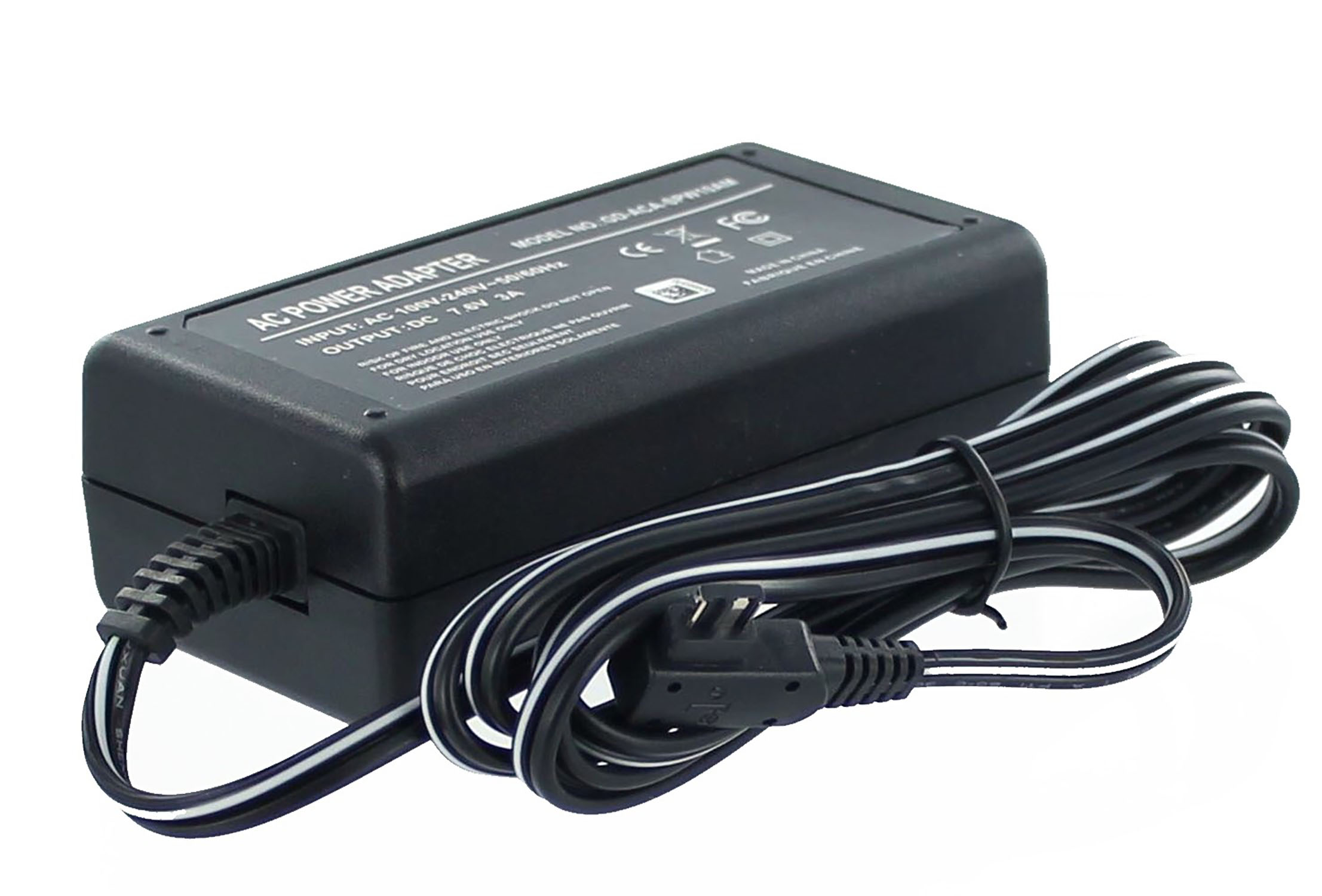 Ein schwarzes AC-Netzteil mit einem schwarz-weißen Kabel, isoliert auf weißem Hintergrund.