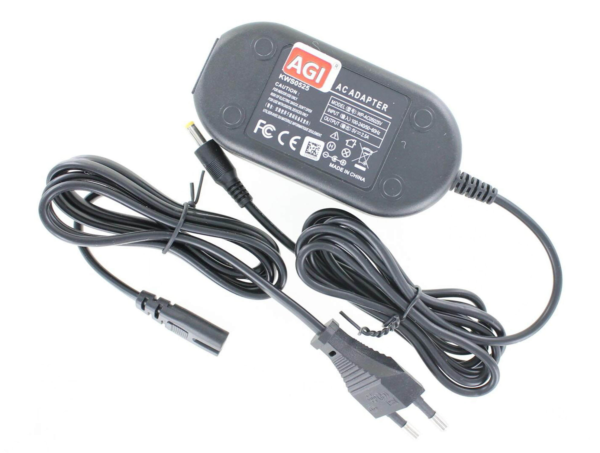Ein schwarzer Netzadapter mit zwei schwarzen Kabeln auf weißem Hintergrund.