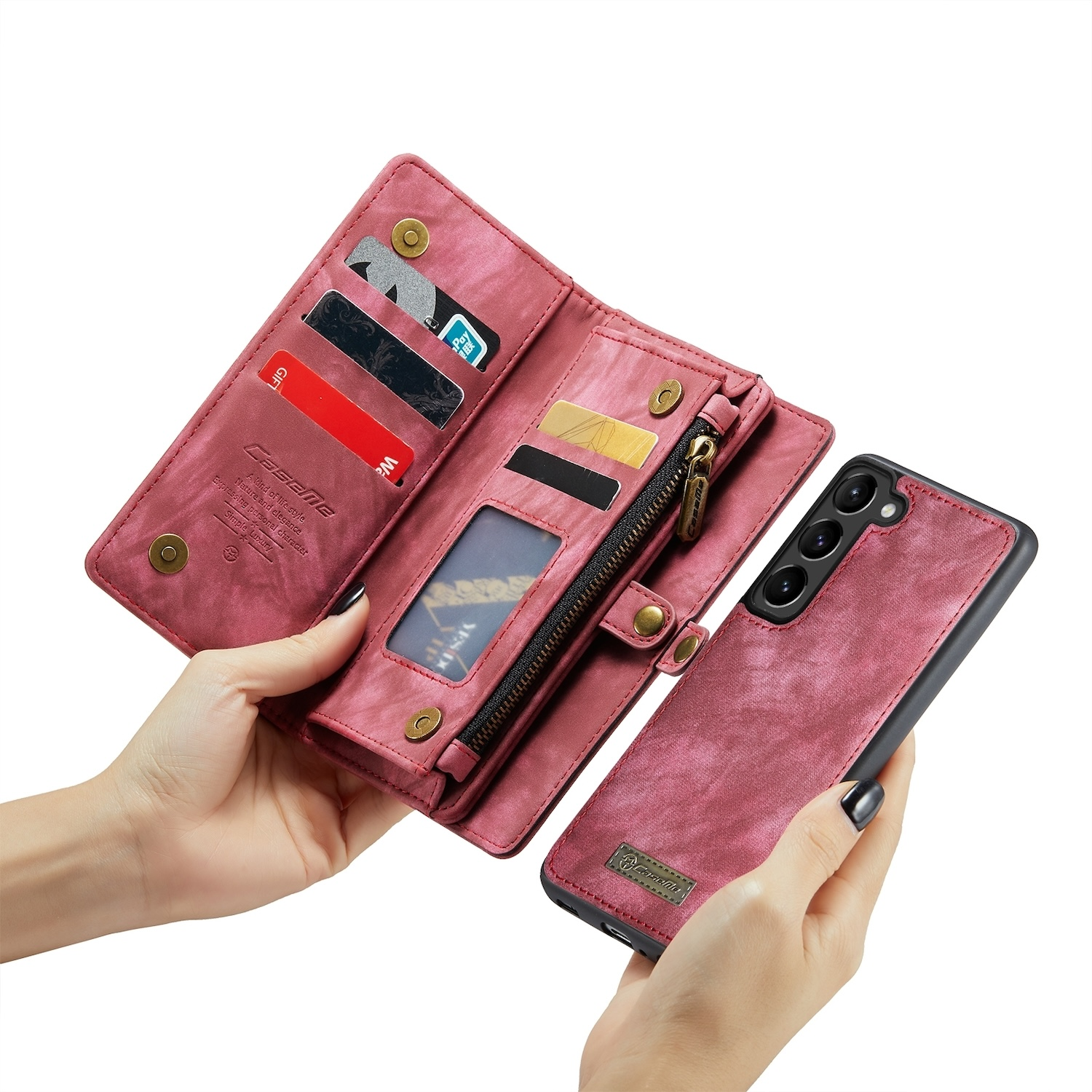 Rosafarbene Lederbrieftasche offen mit Karten, Bargeld und einem Telefon. Von Händen gehalten. Goldene Knöpfe und Akzente.