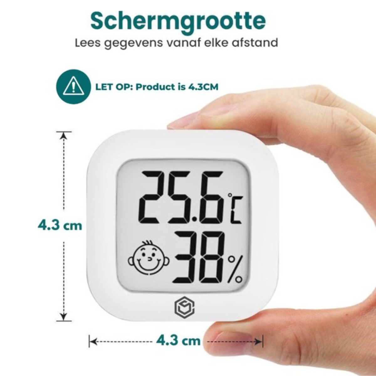 Een witte thermometer met een display dat temperatuur en vochtigheid weergeeft. Hand houdt het vast.