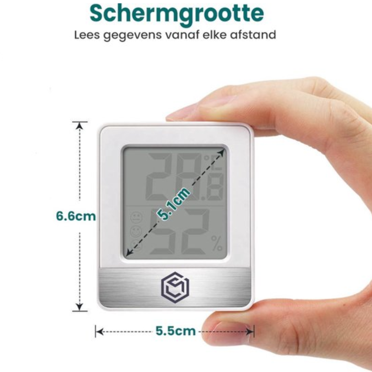 Een wit apparaat met een scherm waarop cijfers en afmetingen staan. Een hand houdt het apparaat vast.