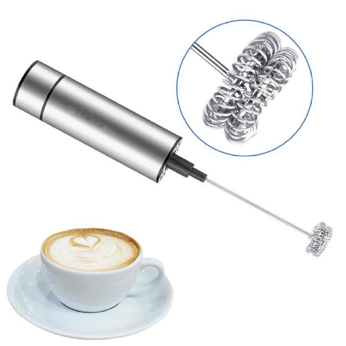 Silberner Milchaufschäumer mit Kaffeetasse und Untertasse. Nahaufnahme zeigt den Quirl des Aufschäumers.