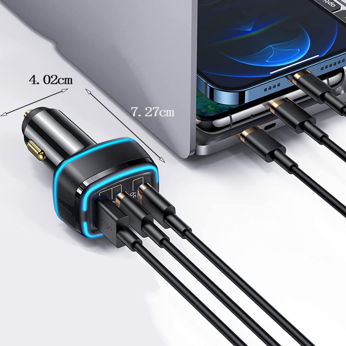 Ein schwarzes Autoladegerät mit USB-Anschlüssen und Kabeln, einem Telefon und beschrifteten Abmessungen. Das Ladegerät ist schwarz.