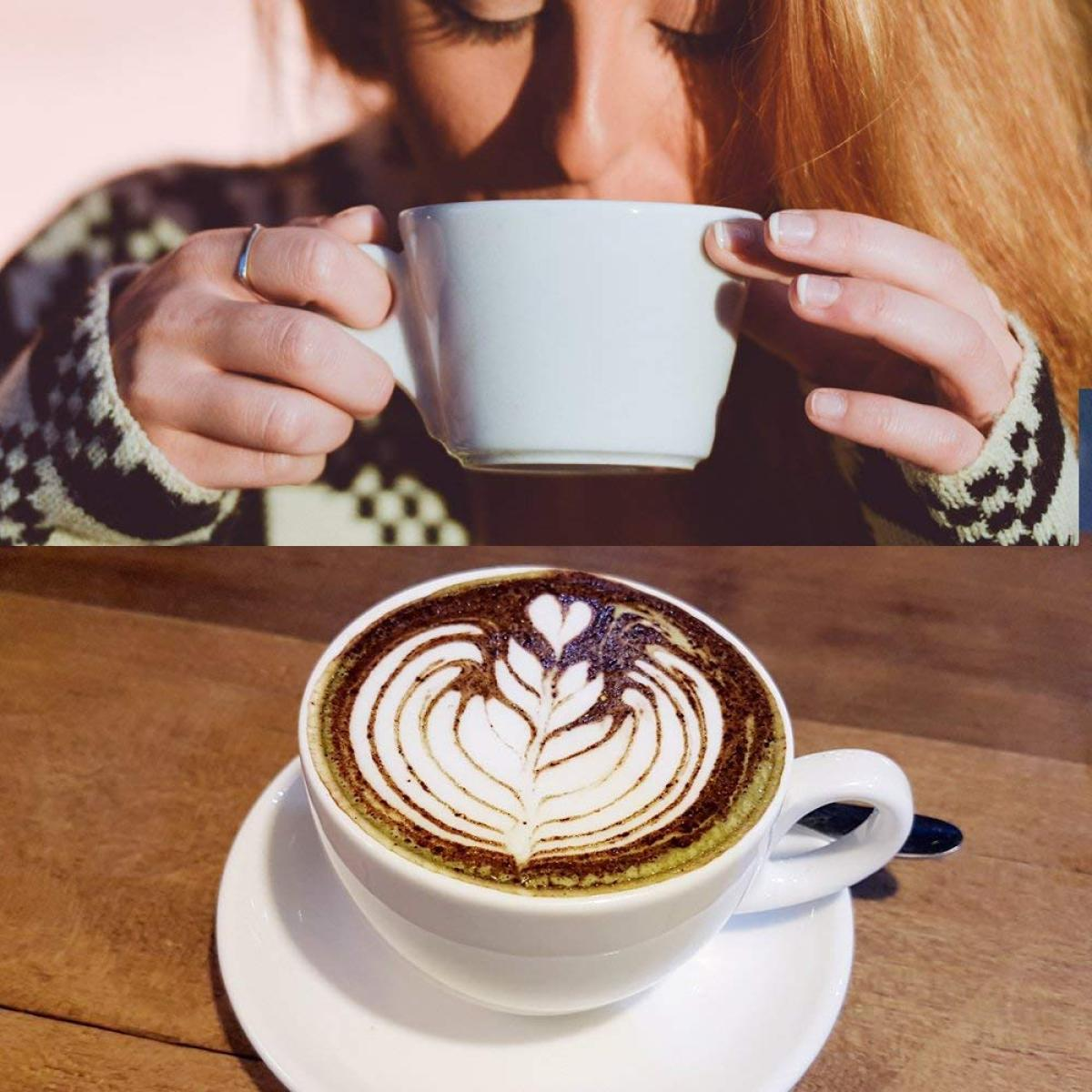 Eine Frau trinkt aus einer weißen Tasse. Kaffee mit floralem Muster auf Untertasse auf einem Holztisch.