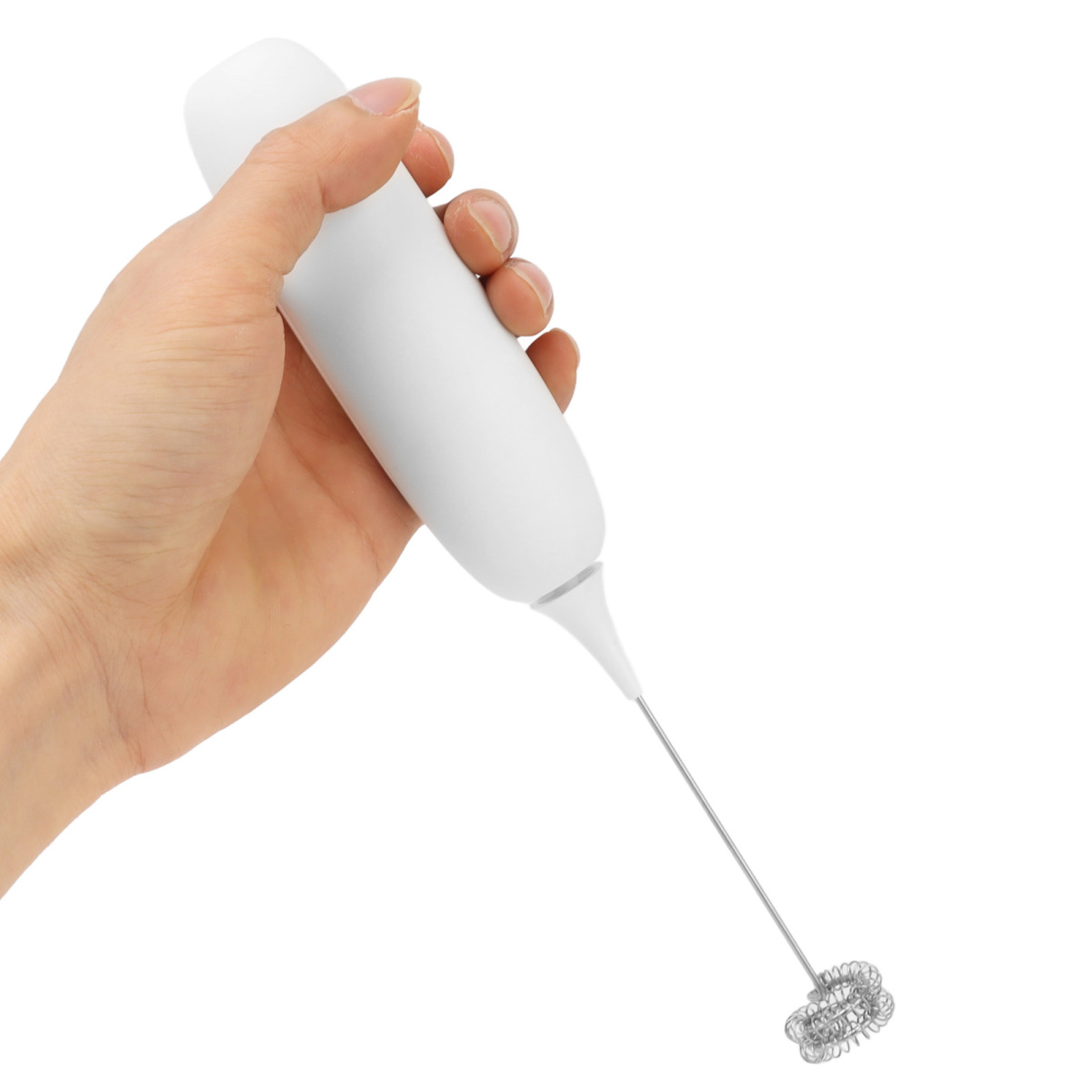 Eine Hand, die einen weißen elektrischen Milchaufschäumer hält.