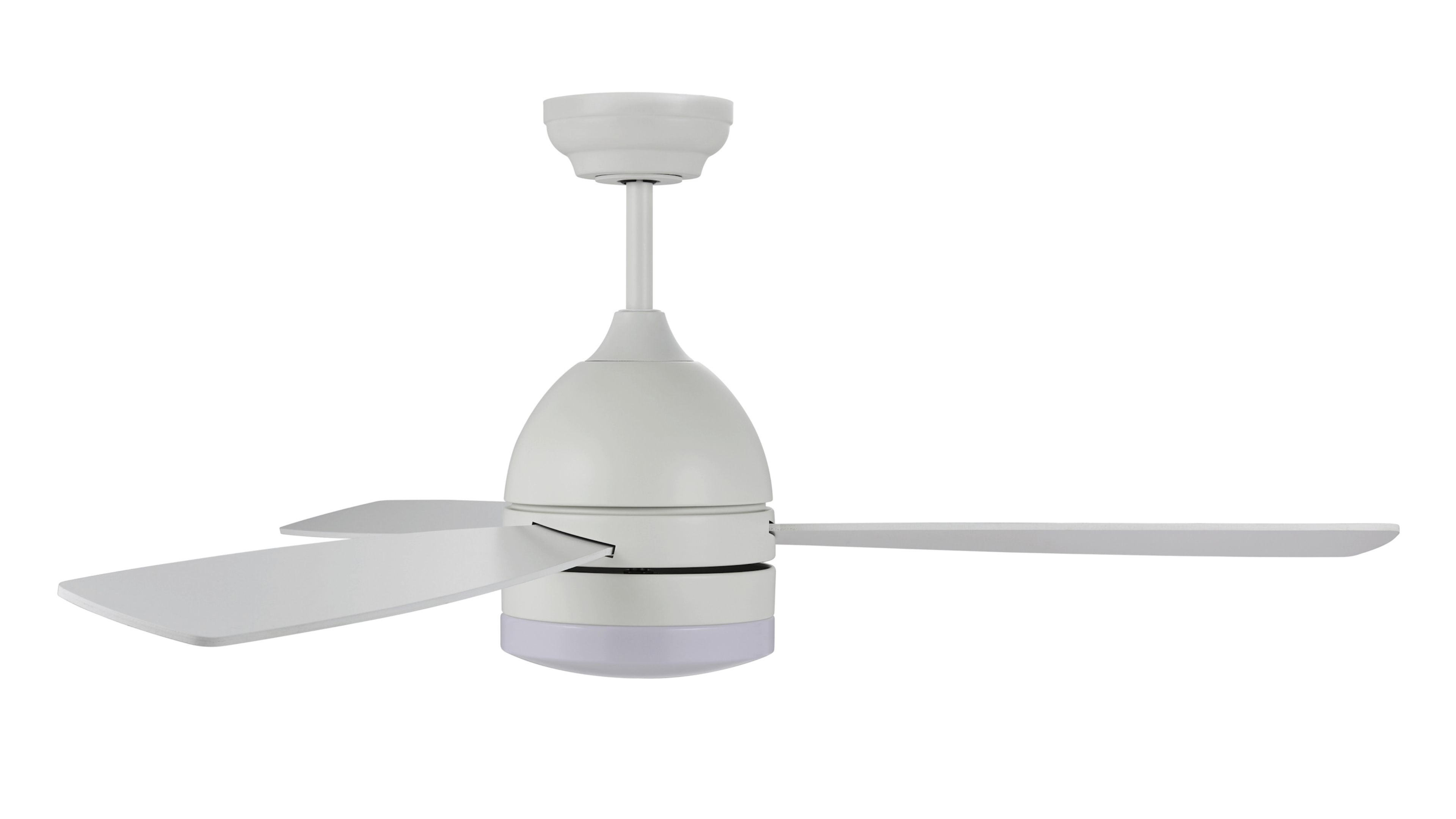 Ein weißer Deckenventilator mit drei Flügeln und einem zentralen Licht vor weißem Hintergrund.