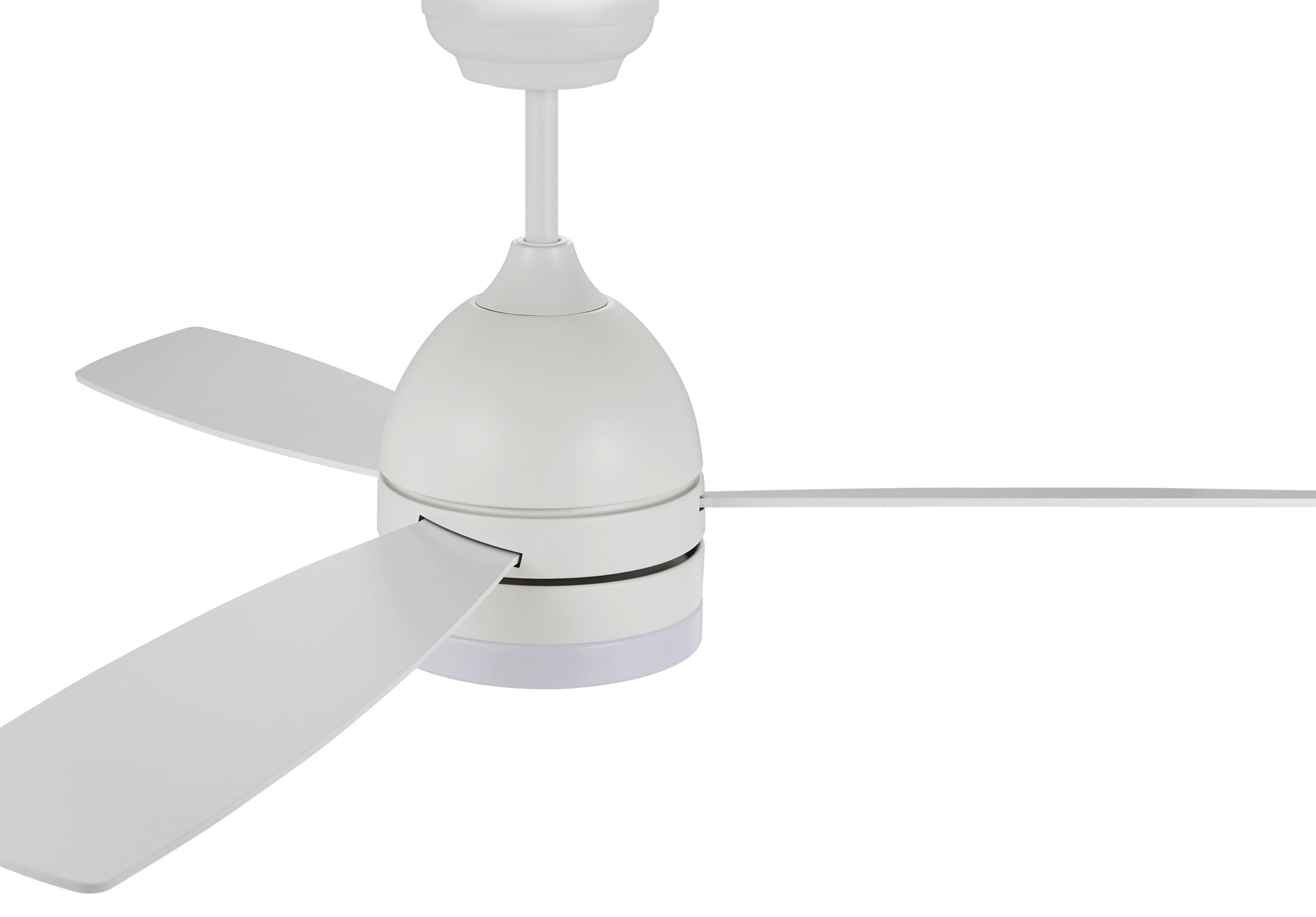 Weißer Deckenventilator mit drei Flügeln. Der Ventilator hängt von der Decke.