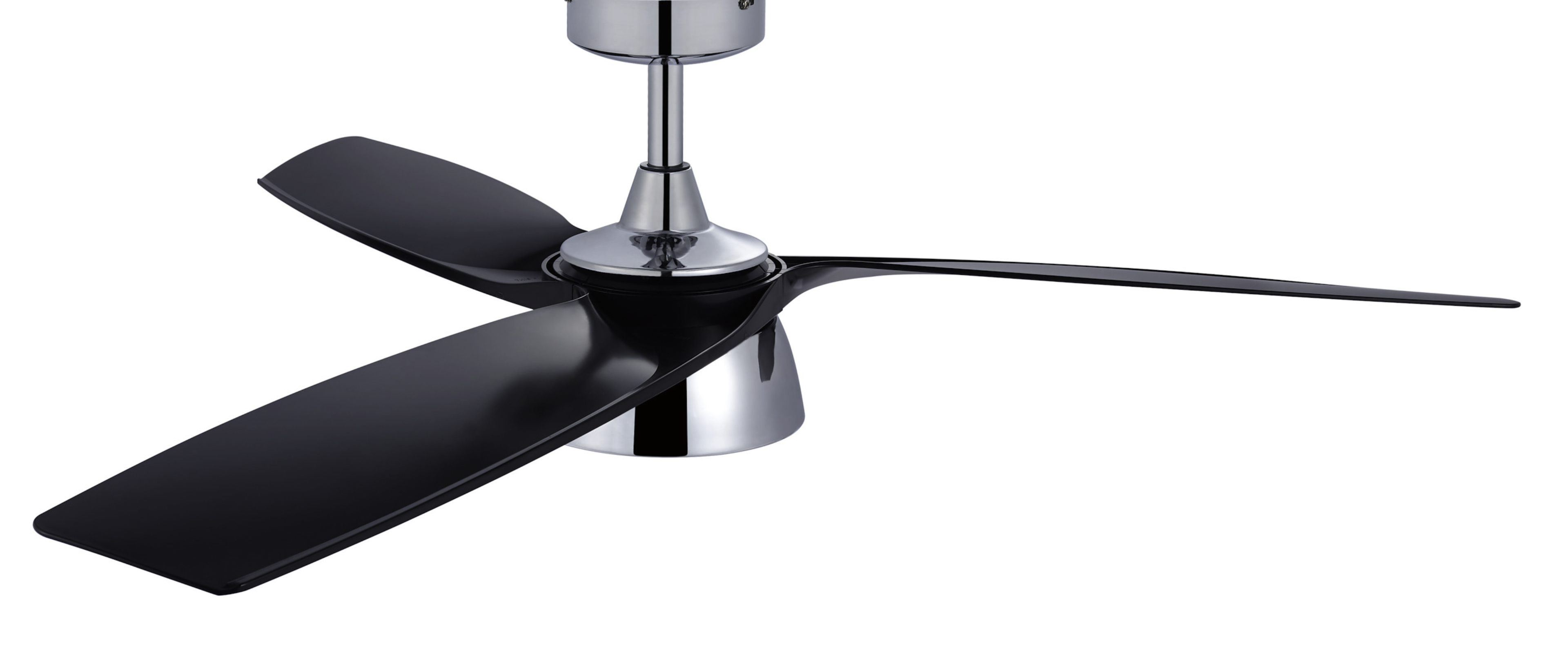 Deckenventilator mit drei schwarzen Flügeln und Chromausführung auf weißem Hintergrund.