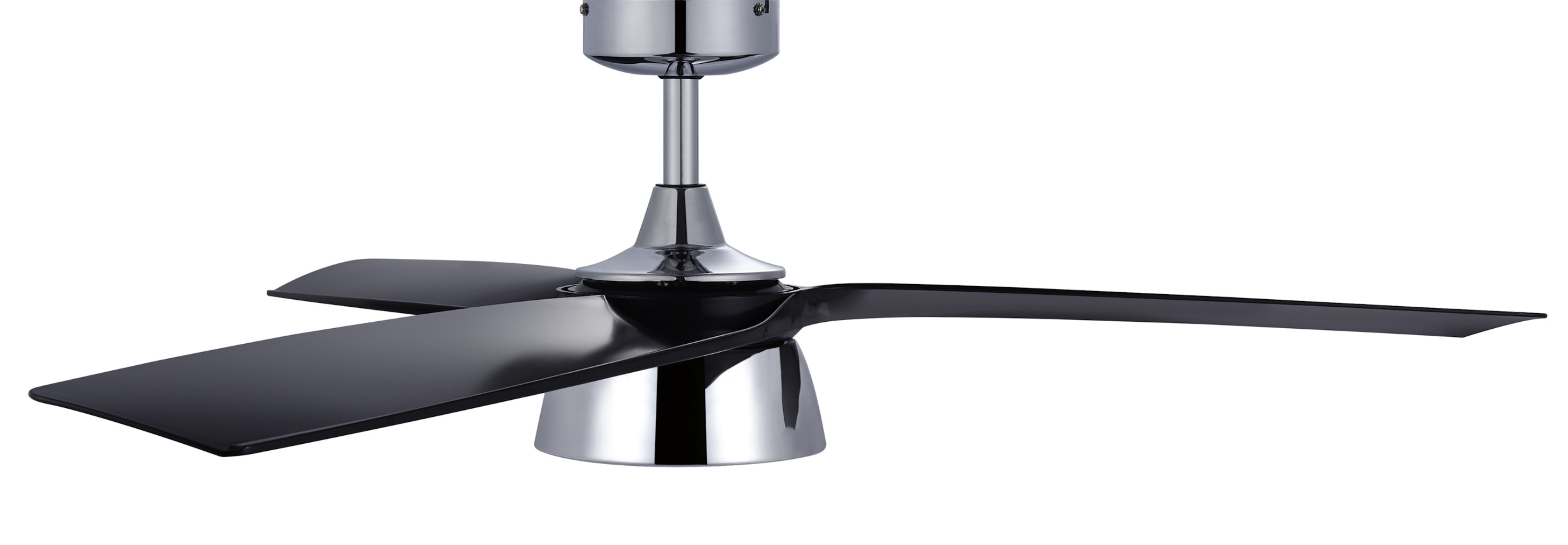 Deckenventilator mit schwarzen Flügeln und Chromfuß und Motorgehäuse.