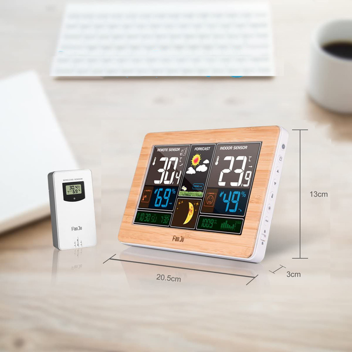 Eine Wetterstation und ein separater Fernsensor auf einem Holztisch.