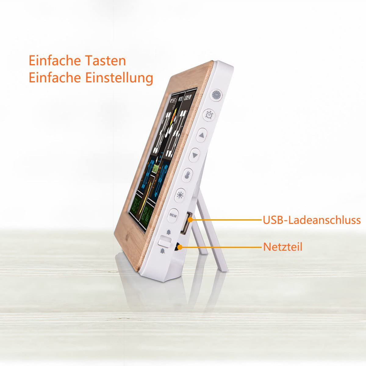 Digitaler Bilderrahmen auf einem Tisch. Er hat einen Holzrahmen und einen Ständer.