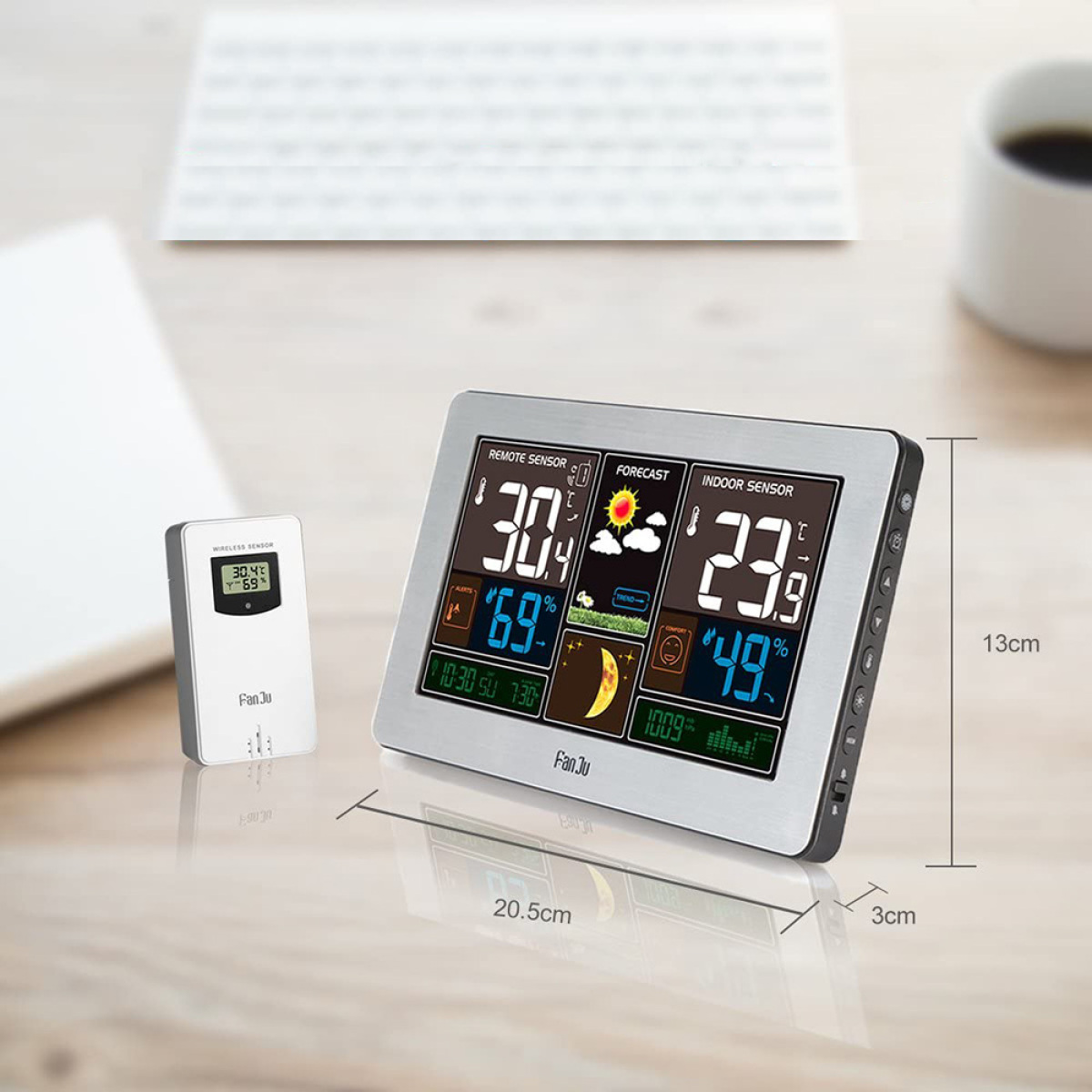 Eine digitale Wetterstation mit Display und separatem Sensor. Messwerte sind sichtbar.