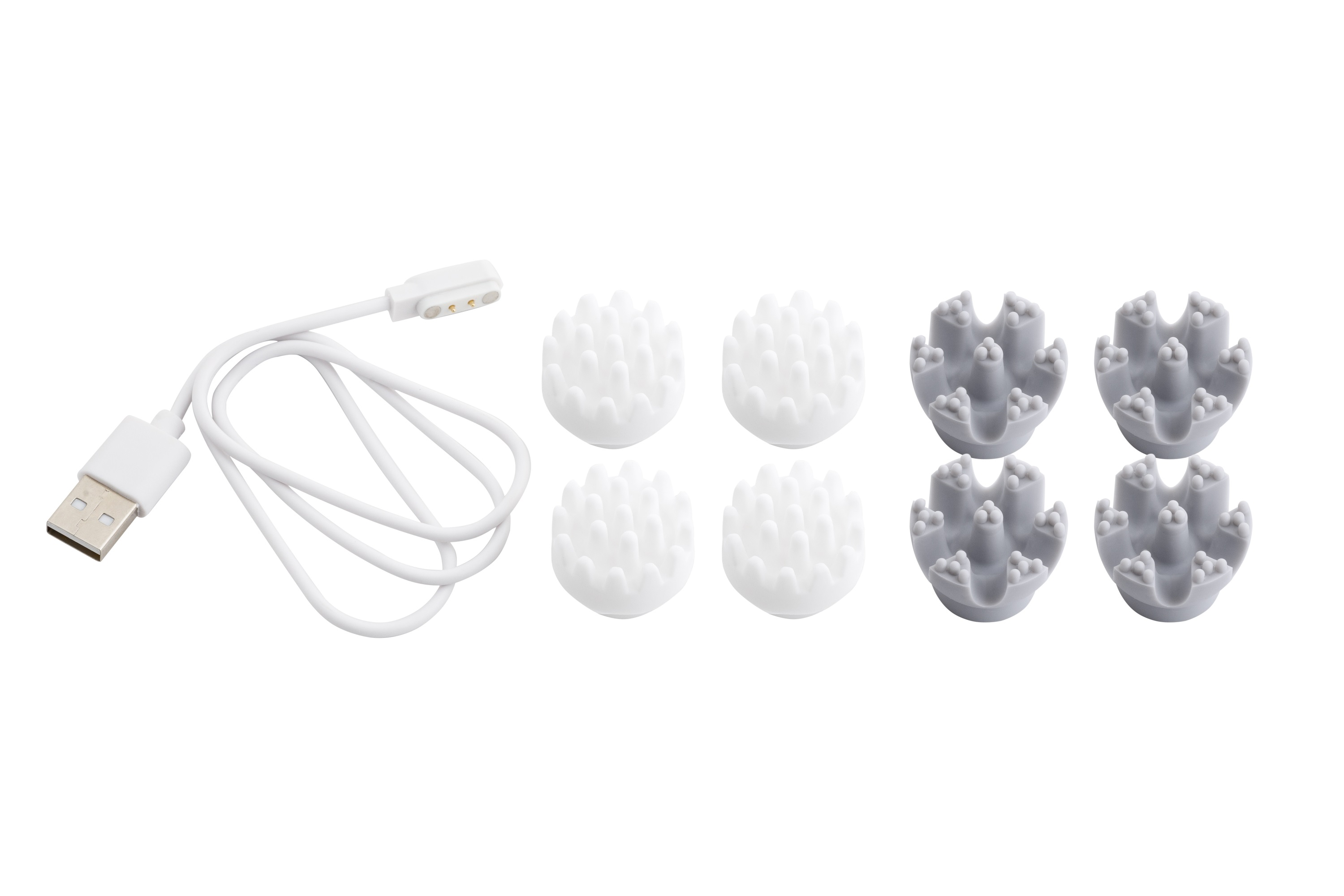 Weißes USB-Kabel, Ladetipps und Massageköpfe. Weißer Hintergrund.