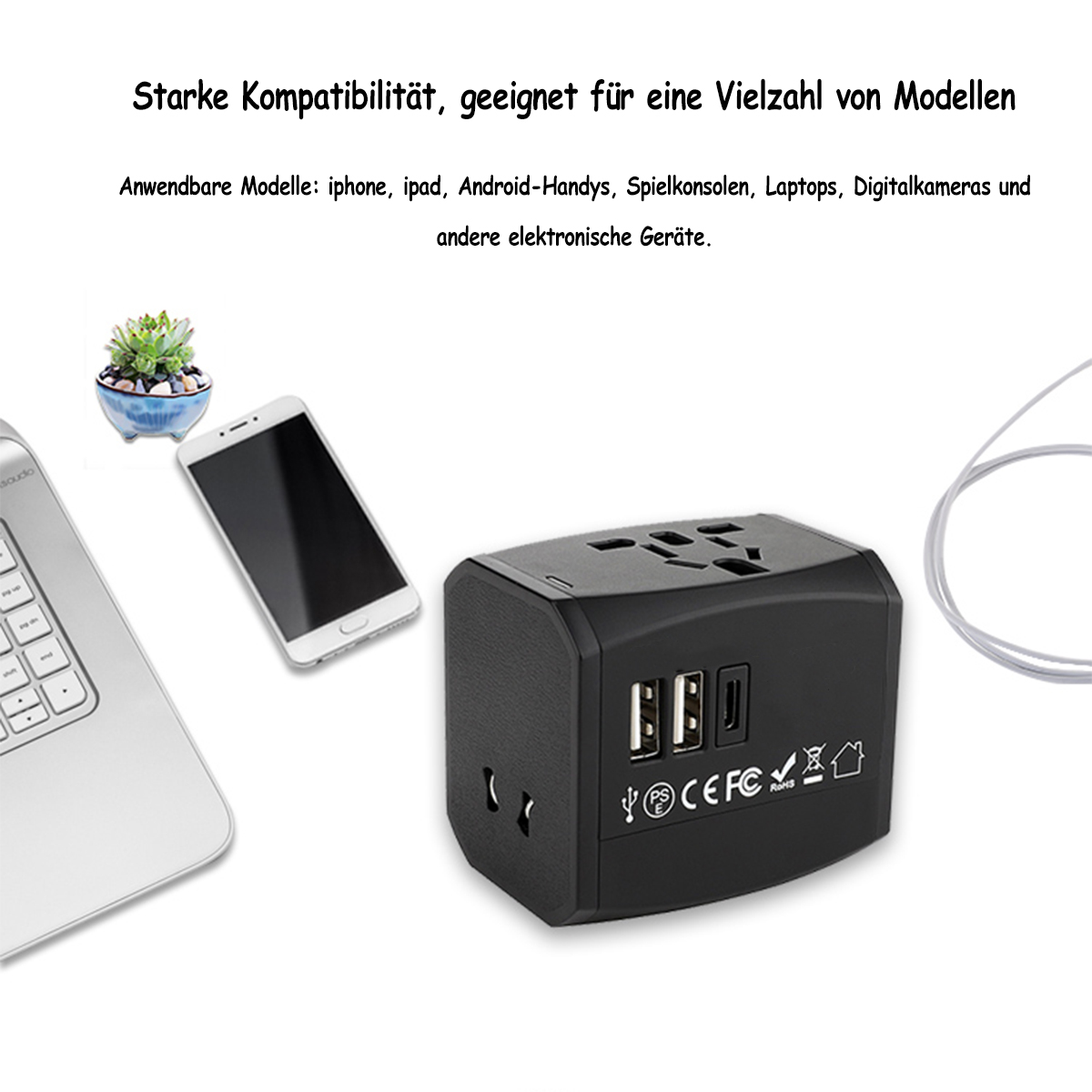Schwarzer Universal-Reiseadapter mit USB-Anschlüssen, einem Telefon und einer kleinen Pflanze. Weißer Hintergrund.