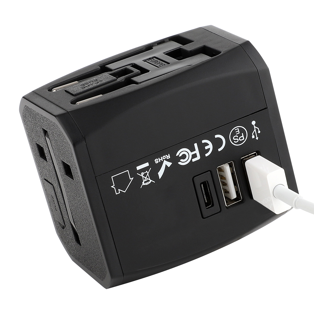 Ein schwarzer Reiseadapter mit mehreren Steckertypen und USB-Anschlüssen, weißes Kabel.