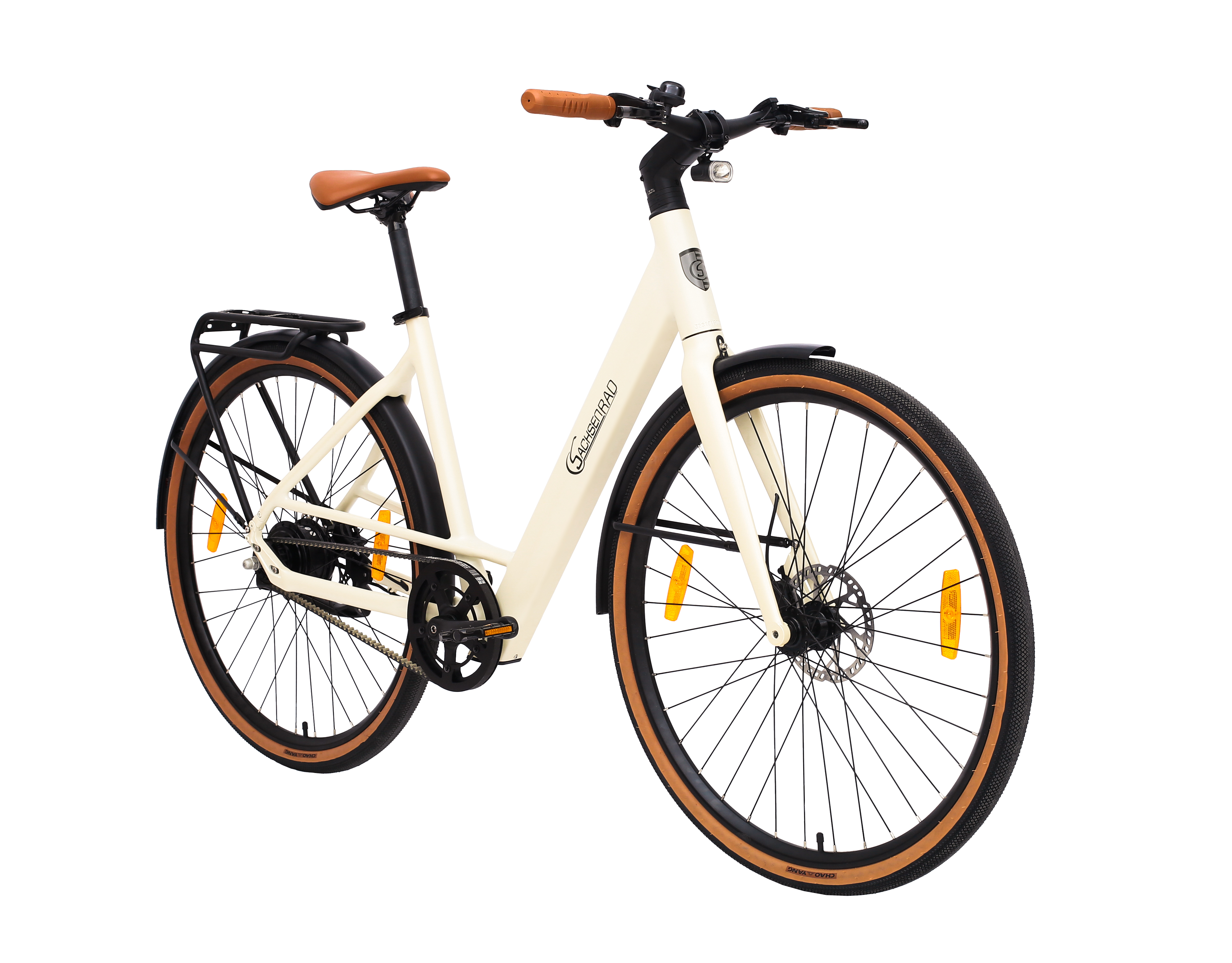 Cremefarbenes Fahrrad mit braunen Reifen und Gepäckträger, vor weißem Hintergrund.