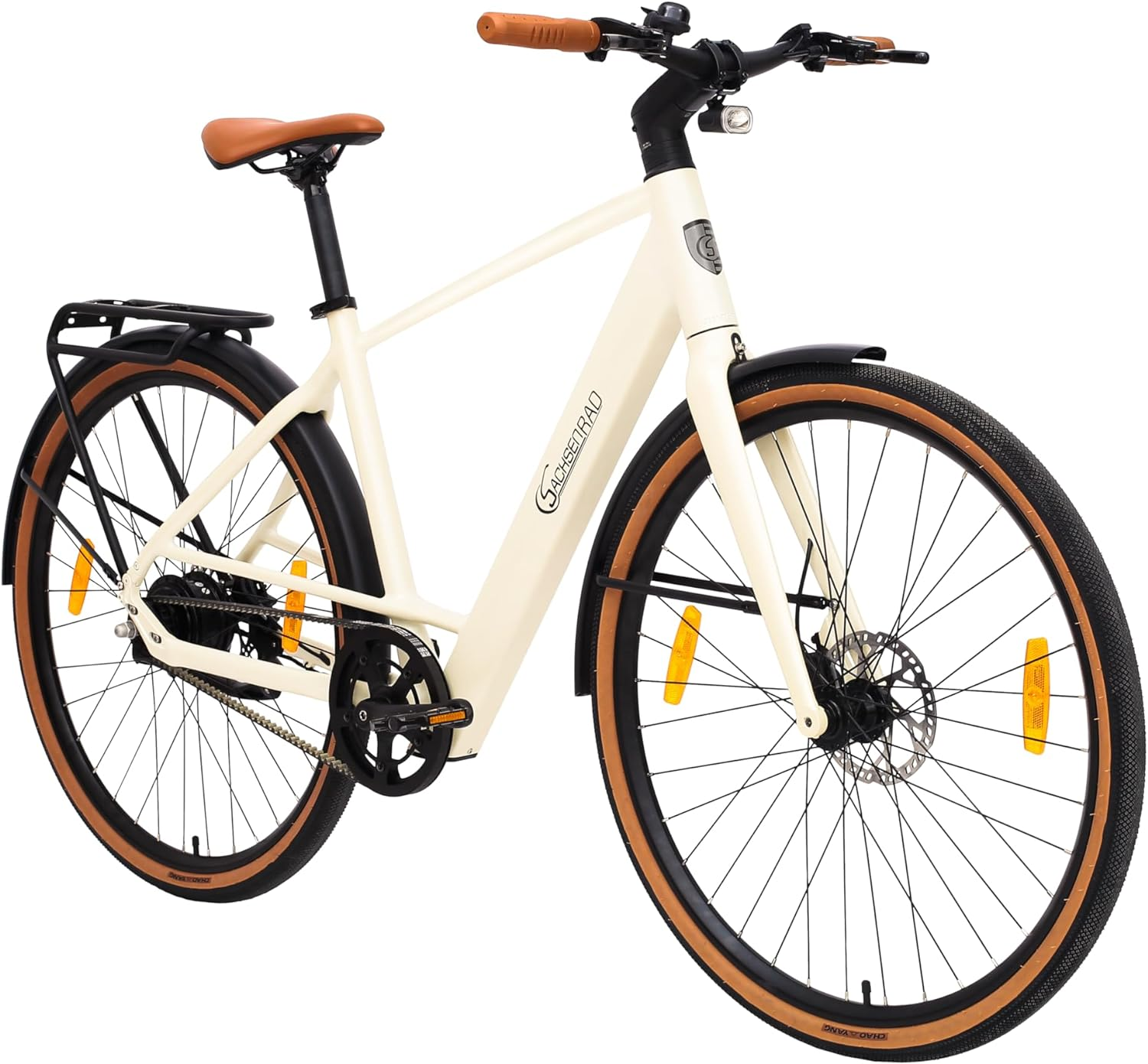 Cremefarbenes Elektrofahrrad mit braunen Akzenten, auf weißem Hintergrund geparkt. Ledersitz und Lenker.