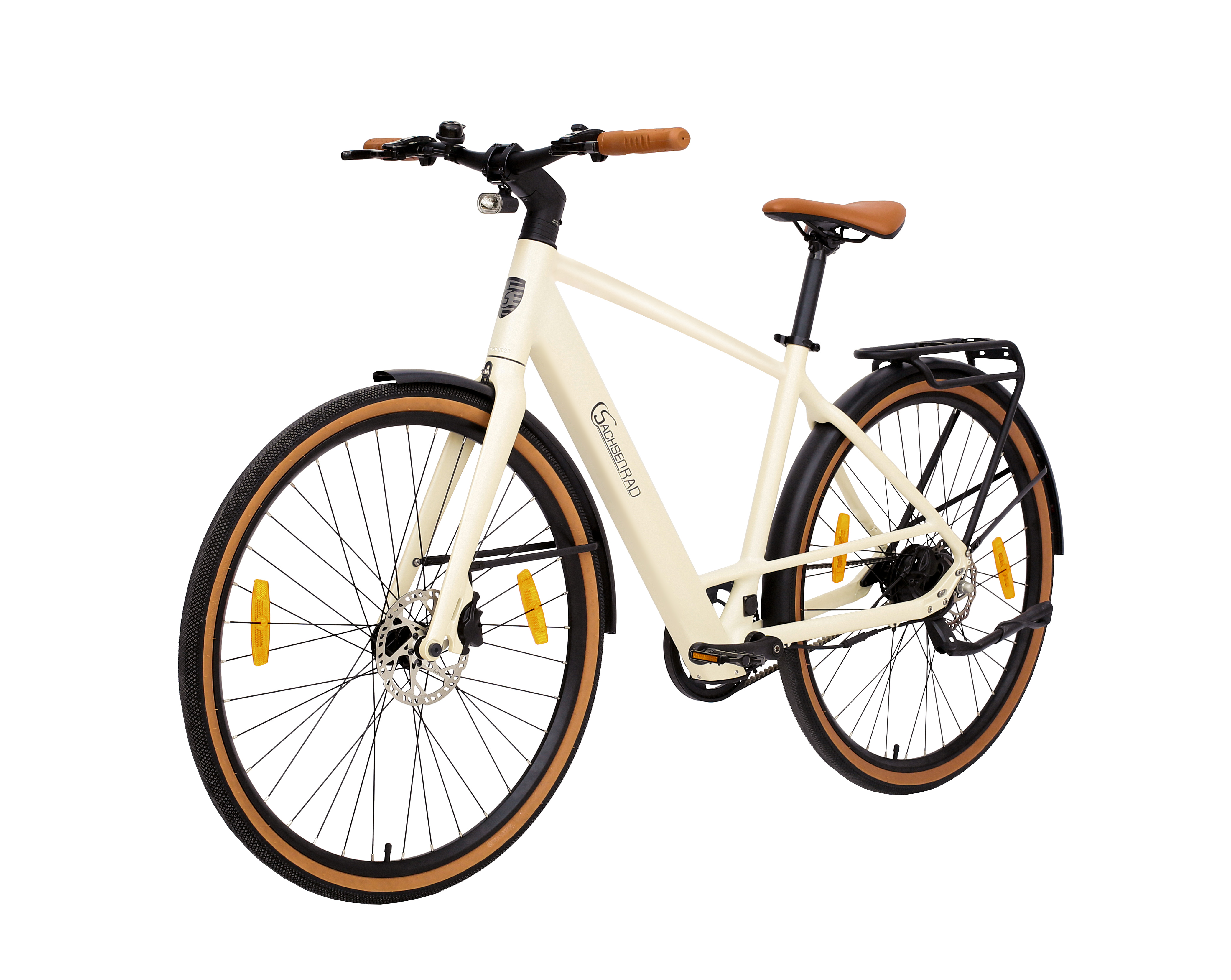 Cremefarbenes Fahrrad mit braunen Akzenten auf weißem Hintergrund. Hat einen Gepäckträger.