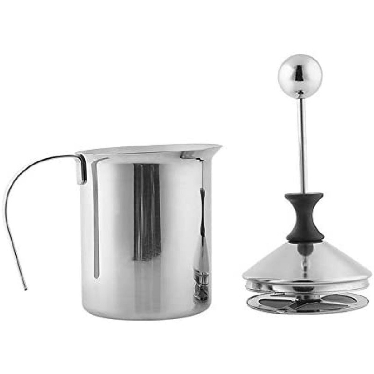 Ein Milchaufschäumer aus Edelstahl und ein Metallkrug mit Griff, zur Kaffeezubereitung.
