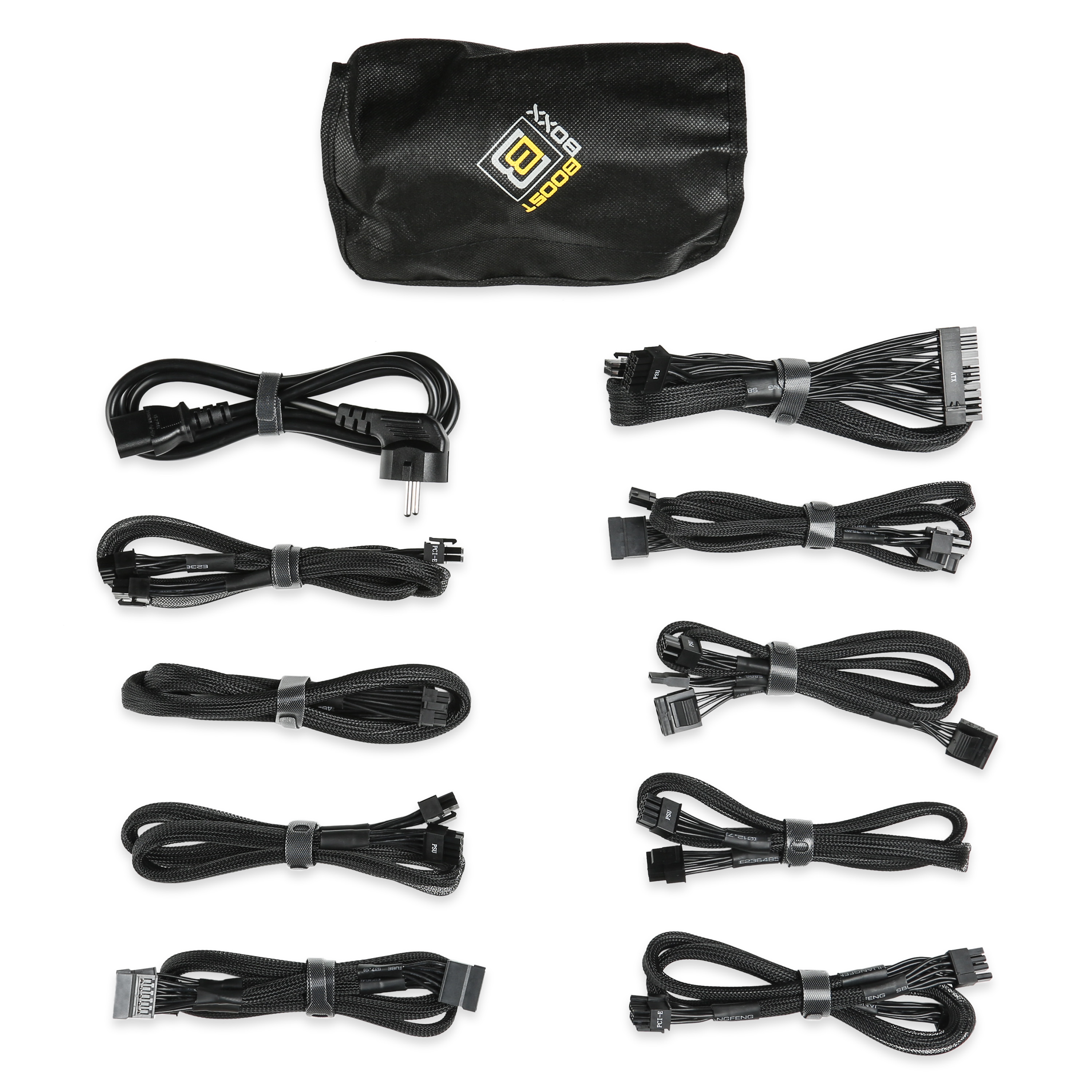 Ein Satz schwarzer Computer-Netzteilkabel und eine schwarze Tasche.