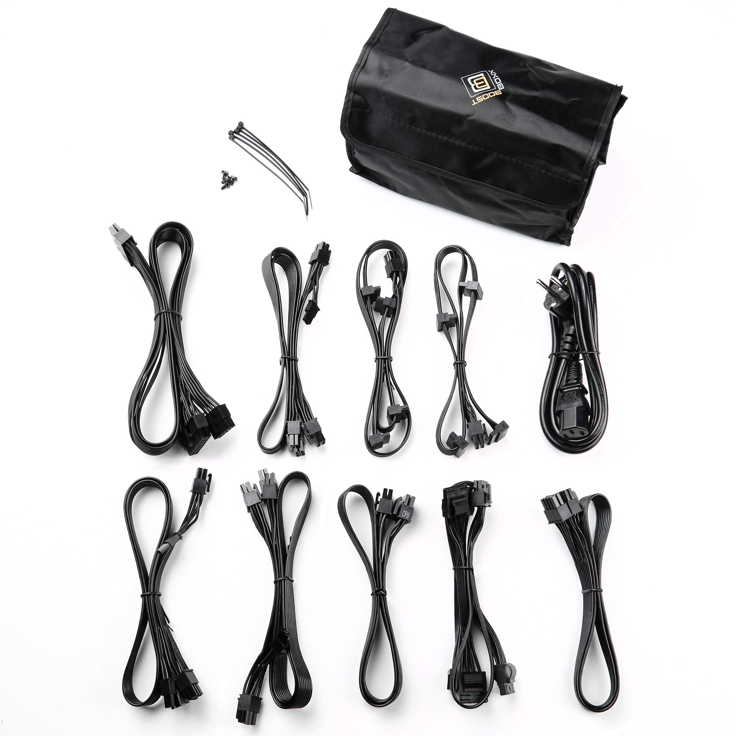 Eine Sammlung schwarzer Computerkabel und eine schwarze Tasche auf weißem Untergrund.