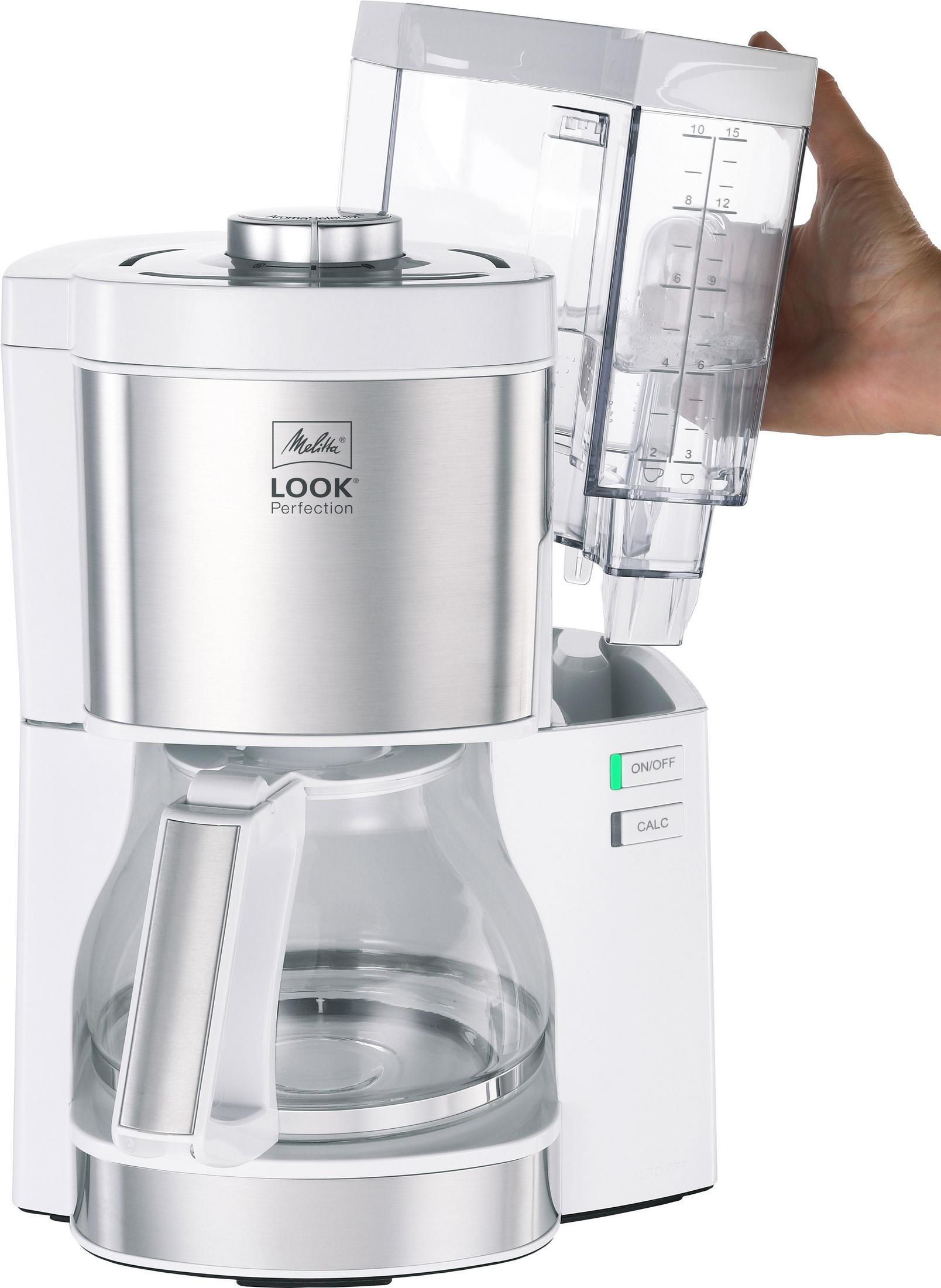 Biały ekspres do kawy z przezroczystym pojemnikiem na wodę, napełniany ręką z boku.