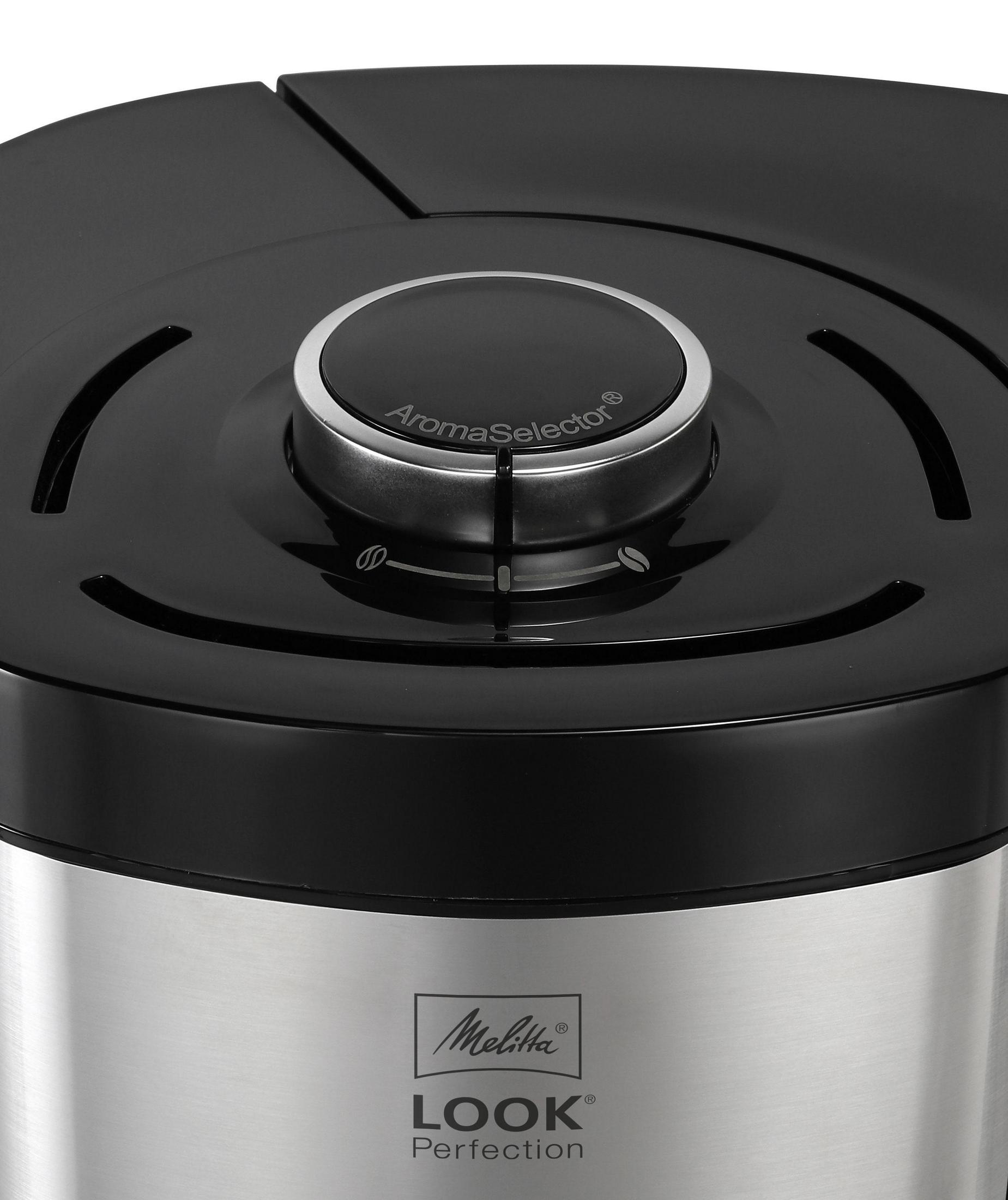 Zbliżenie ekspresu do kawy z czarnym górnym i srebrnym dolnym elementem. Marka to Melitta.