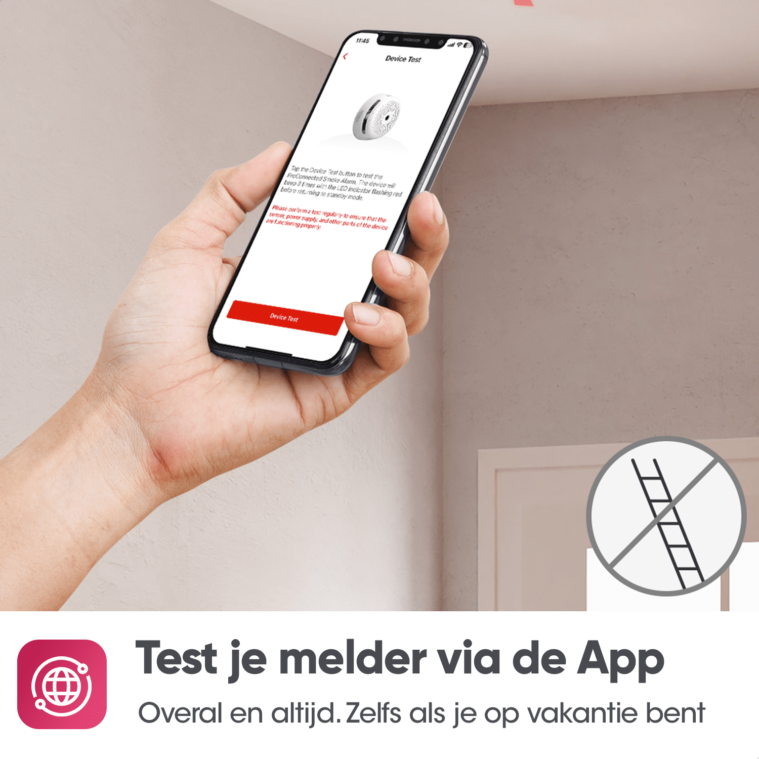 Eine Hand, die ein Telefon hält, das ein weißes Gerät mit Textüberlagerung zeigt. Der Hintergrund ist ein Zuhause.