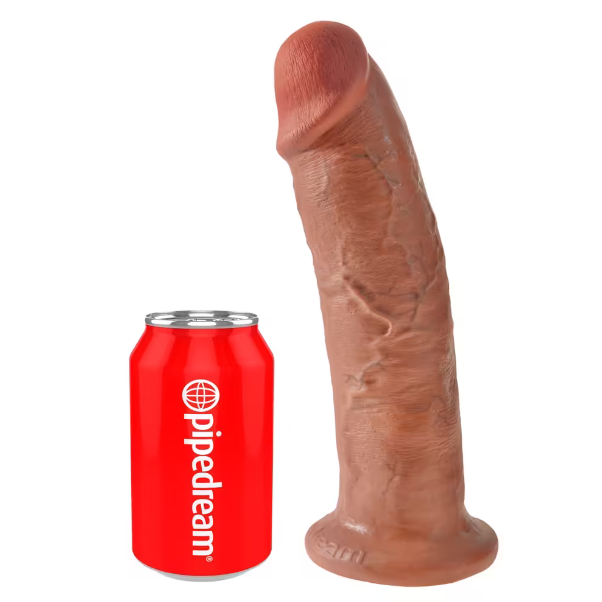Ein brauner Dildo steht neben einer roten Dose. Die Dose hat ein weißes Logo und das Wort "pipedream".