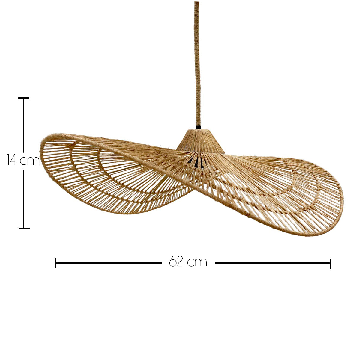 Strohhut-ähnliche Pendelleuchte. Beige, 14 cm hoch, 62 cm breit. Weißer Hintergrund.