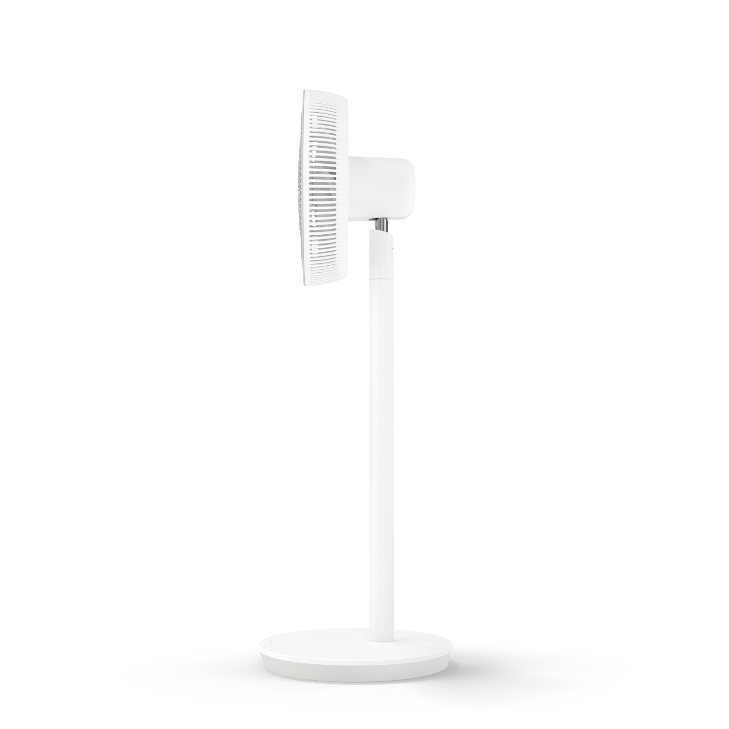 Un ventilateur sur pied blanc, vue latérale, avec une base circulaire et une tête rotative.